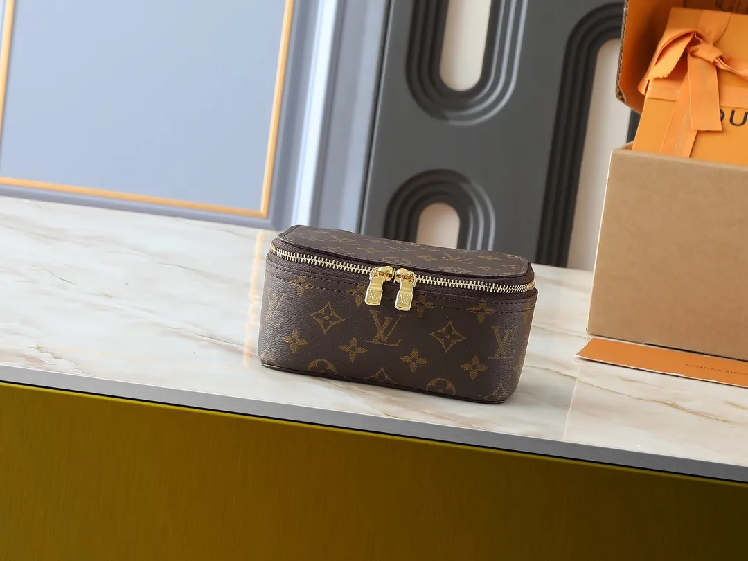 💰Large 130, medium 120, small 220💰Upgraded original M43690 M43689 M43688 old flower, black flower, black grid, jewelry box meets modern style travel jewelry box. Presbyopia storage box cosmetic bag box jewelry box, elegant red microfiber lining, this exquisite and elegant Monogram treasure can safely store earrings, necklaces, bracelets and rings. The size is large 34.0×22.0×8.5, medium 22.4x14x8.5, small 17x9.5x8.5 cm.