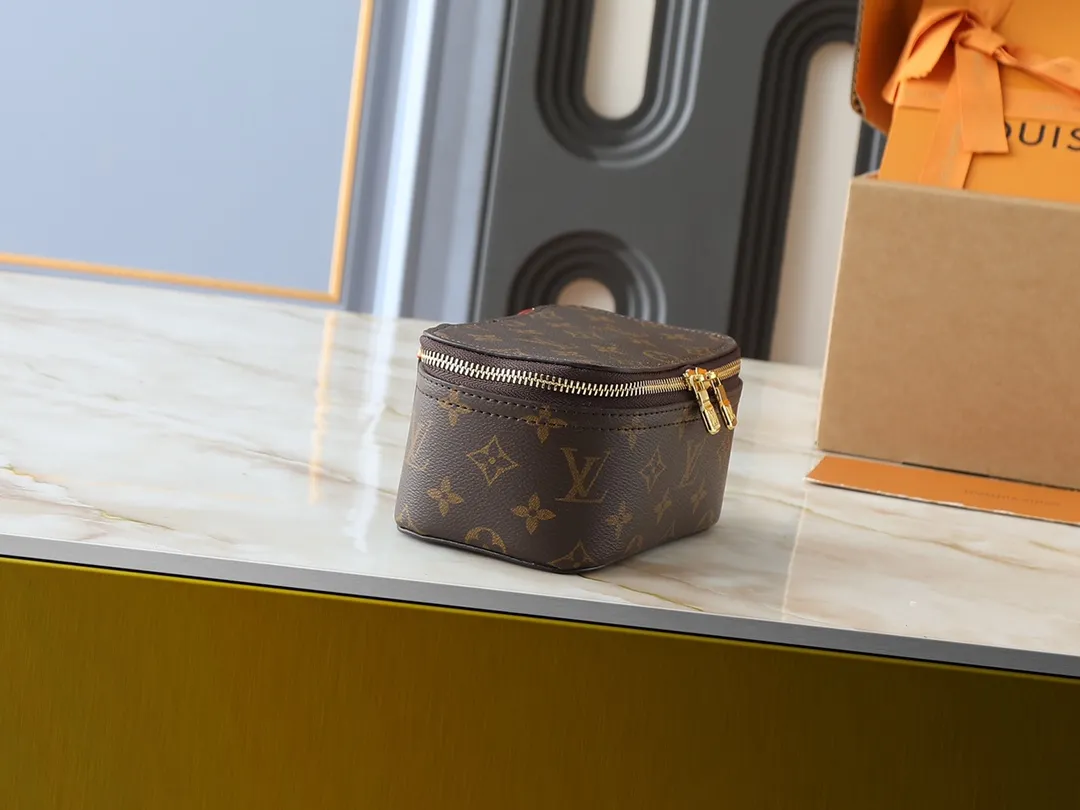 💰Large 130, medium 120, small 220💰Upgraded original M43690 M43689 M43688 old flower, black flower, black grid, jewelry box meets modern style travel jewelry box. Presbyopia storage box cosmetic bag box jewelry box, elegant red microfiber lining, this exquisite and elegant Monogram treasure can safely store earrings, necklaces, bracelets and rings. The size is large 34.0×22.0×8.5, medium 22.4x14x8.5, small 17x9.5x8.5 cm.