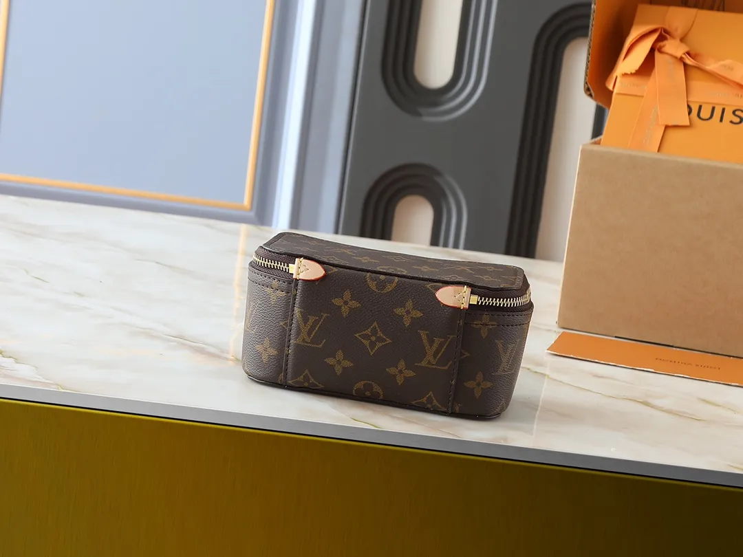💰Large 130, medium 120, small 220💰Upgraded original M43690 M43689 M43688 old flower, black flower, black grid, jewelry box meets modern style travel jewelry box. Presbyopia storage box cosmetic bag box jewelry box, elegant red microfiber lining, this exquisite and elegant Monogram treasure can safely store earrings, necklaces, bracelets and rings. The size is large 34.0×22.0×8.5, medium 22.4x14x8.5, small 17x9.5x8.5 cm.