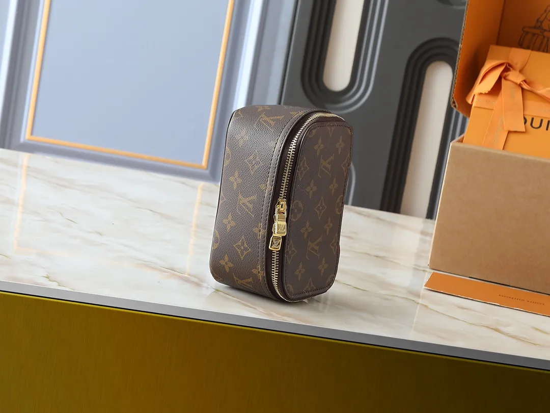 💰Large 130, medium 120, small 220💰Upgraded original M43690 M43689 M43688 old flower, black flower, black grid, jewelry box meets modern style travel jewelry box. Presbyopia storage box cosmetic bag box jewelry box, elegant red microfiber lining, this exquisite and elegant Monogram treasure can safely store earrings, necklaces, bracelets and rings. The size is large 34.0×22.0×8.5, medium 22.4x14x8.5, small 17x9.5x8.5 cm.
