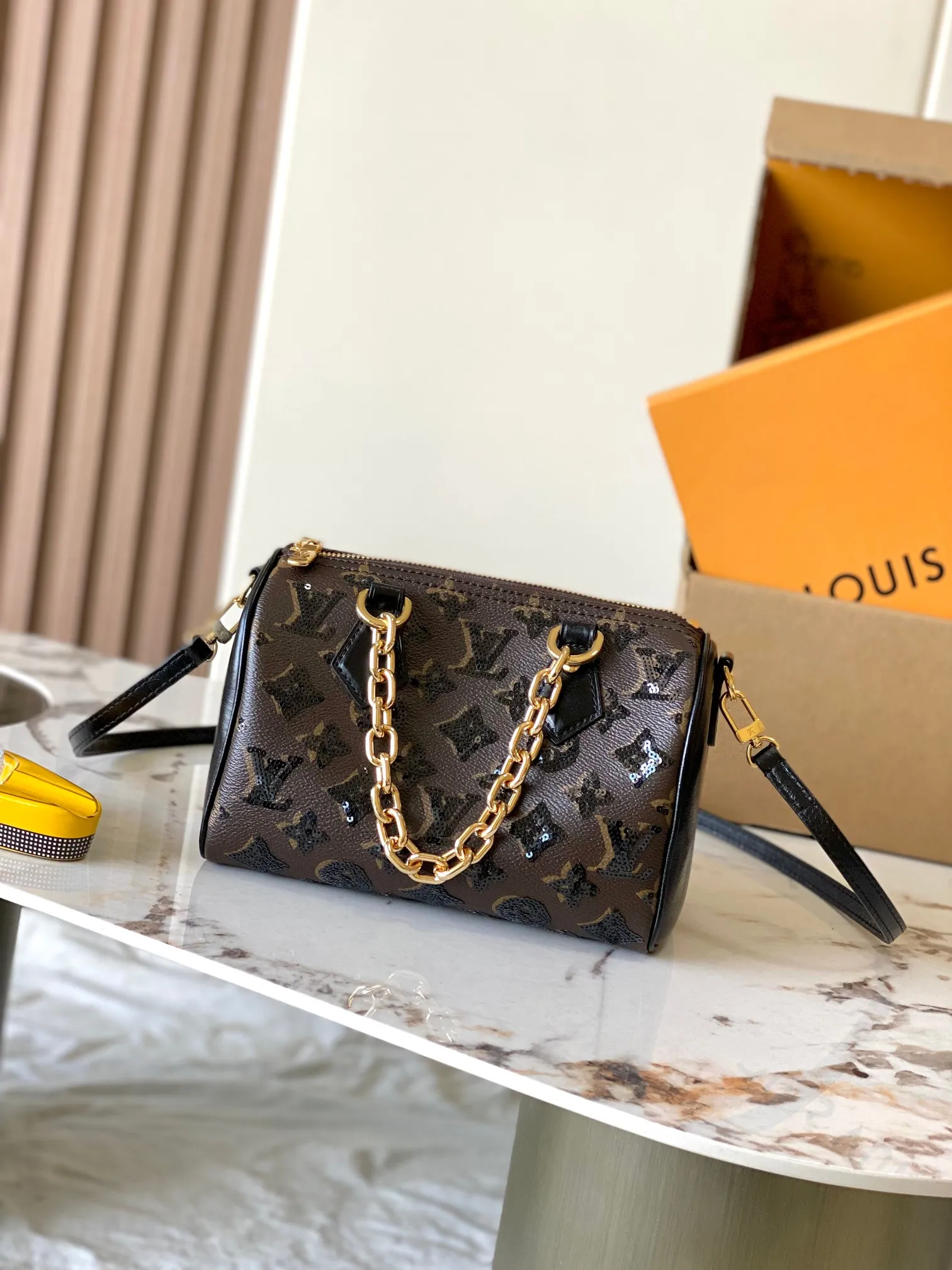 p1480 [Special grade MB163c chip version original leather] This Speedy Bandouliere 20 handbag Model: M26314 presbyopia sequins Material: A-grade all-steel hardware, imported original cowhide Packaging: full set of original duty-free MB packaging Size: 20.5x 15x 13 cm