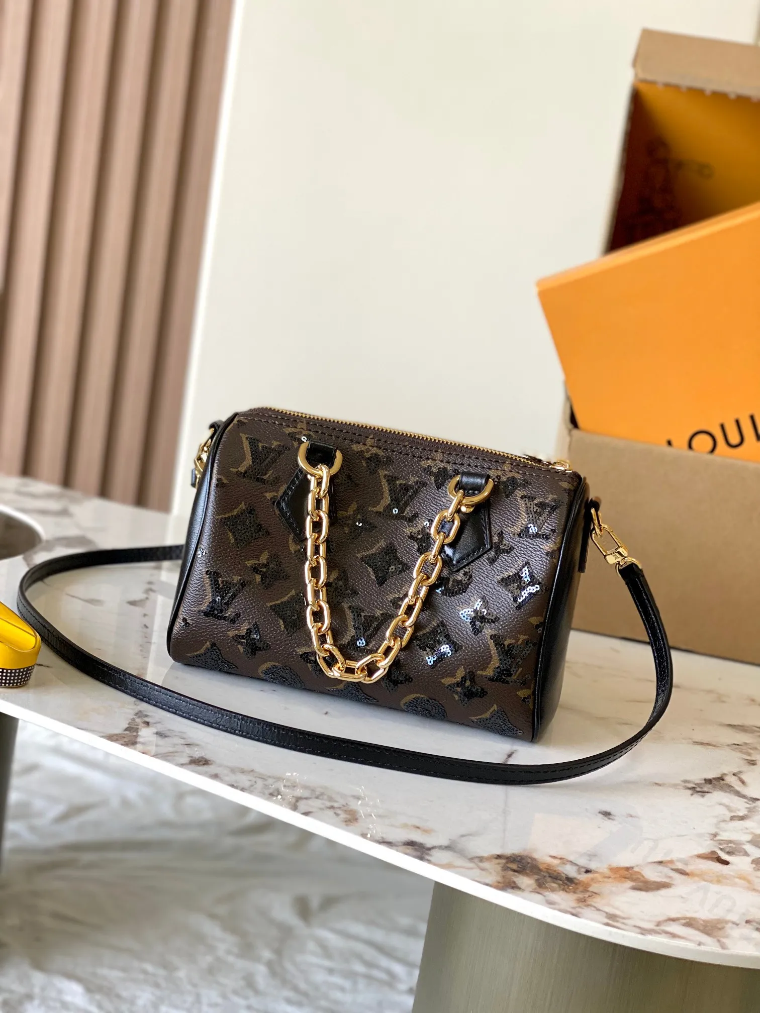 p1480 [Special grade MB163c chip version original leather] This Speedy Bandouliere 20 handbag Model: M26314 presbyopia sequins Material: A-grade all-steel hardware, imported original cowhide Packaging: full set of original duty-free MB packaging Size: 20.5x 15x 13 cm