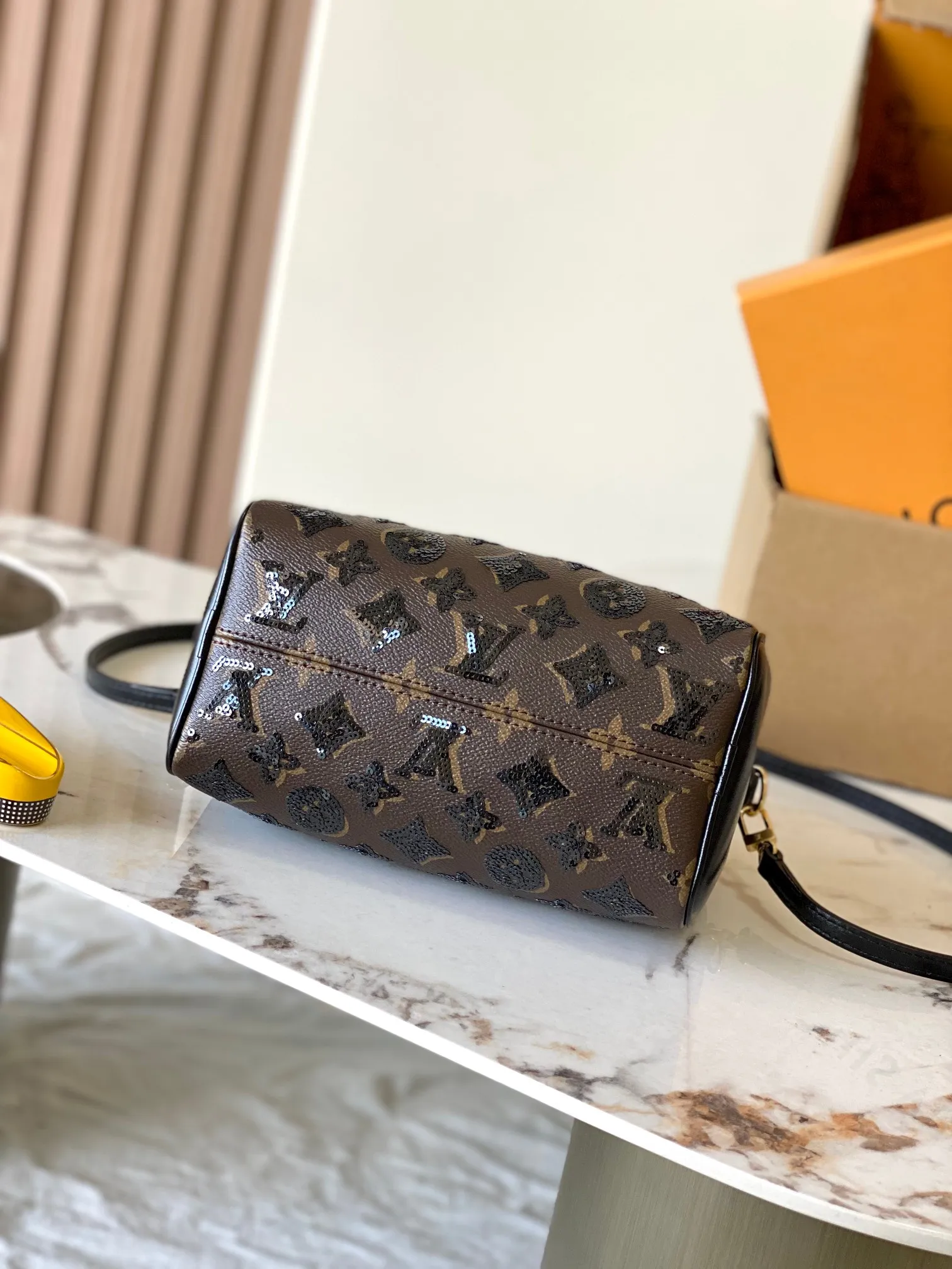 p1480 [Special grade MB163c chip version original leather] This Speedy Bandouliere 20 handbag Model: M26314 presbyopia sequins Material: A-grade all-steel hardware, imported original cowhide Packaging: full set of original duty-free MB packaging Size: 20.5x 15x 13 cm