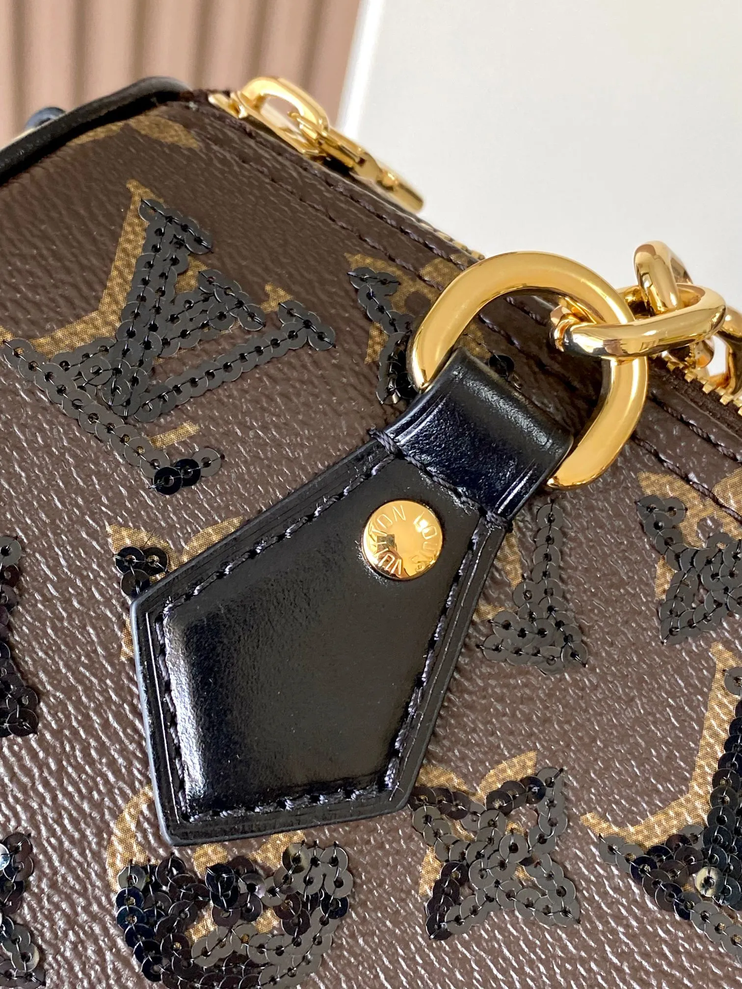 p1480 [Special grade MB163c chip version original leather] This Speedy Bandouliere 20 handbag Model: M26314 presbyopia sequins Material: A-grade all-steel hardware, imported original cowhide Packaging: full set of original duty-free MB packaging Size: 20.5x 15x 13 cm
