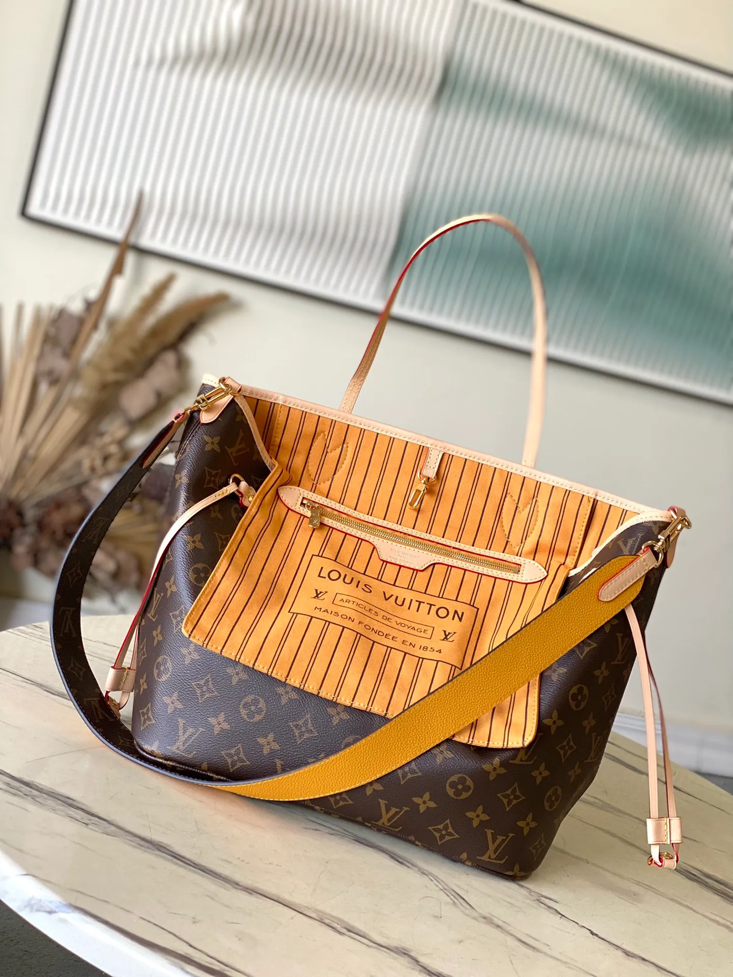 💰1000 Top Original Order M11947 Yellow As one of the classic designs, the Neverfull Bandouliere Inside Out Medium No Handbag is made of Monogram canvas and striped fabric, with a double-sided design to highlight the trendy new ideas. The detachable shoulder strap makes it easy to carry across the body, and can also be transformed into a Hobo handbag through the side hook. Dimensions: 31 × 28 × 14 cm