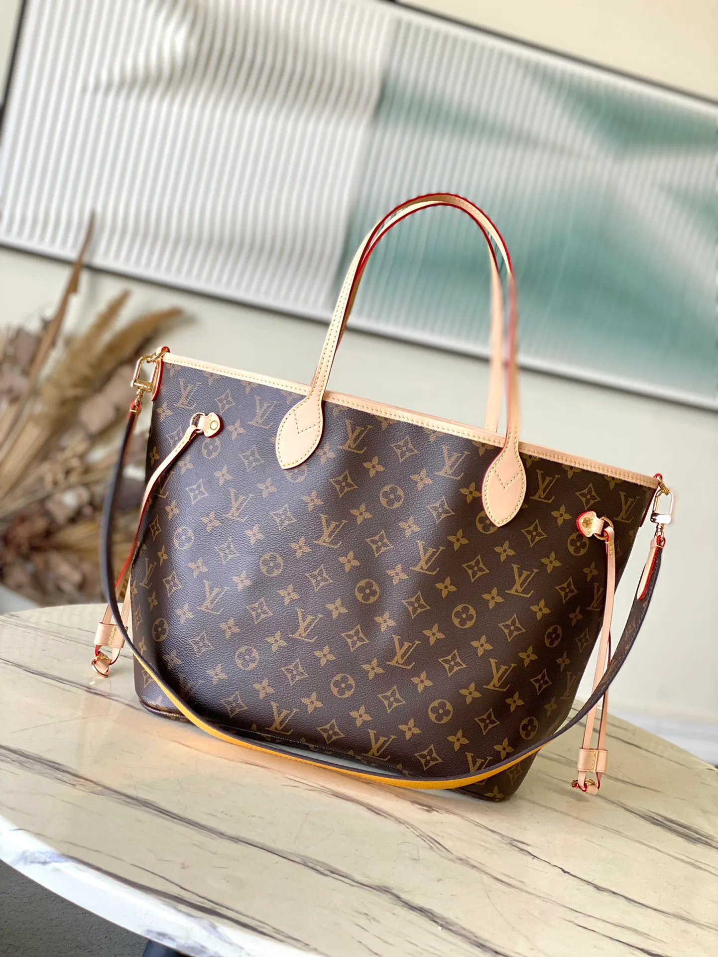 💰1000 Top Original Order M11947 Yellow As one of the classic designs, the Neverfull Bandouliere Inside Out Medium No Handbag is made of Monogram canvas and striped fabric, with a double-sided design to highlight the trendy new ideas. The detachable shoulder strap makes it easy to carry across the body, and can also be transformed into a Hobo handbag through the side hook. Dimensions: 31 × 28 × 14 cm