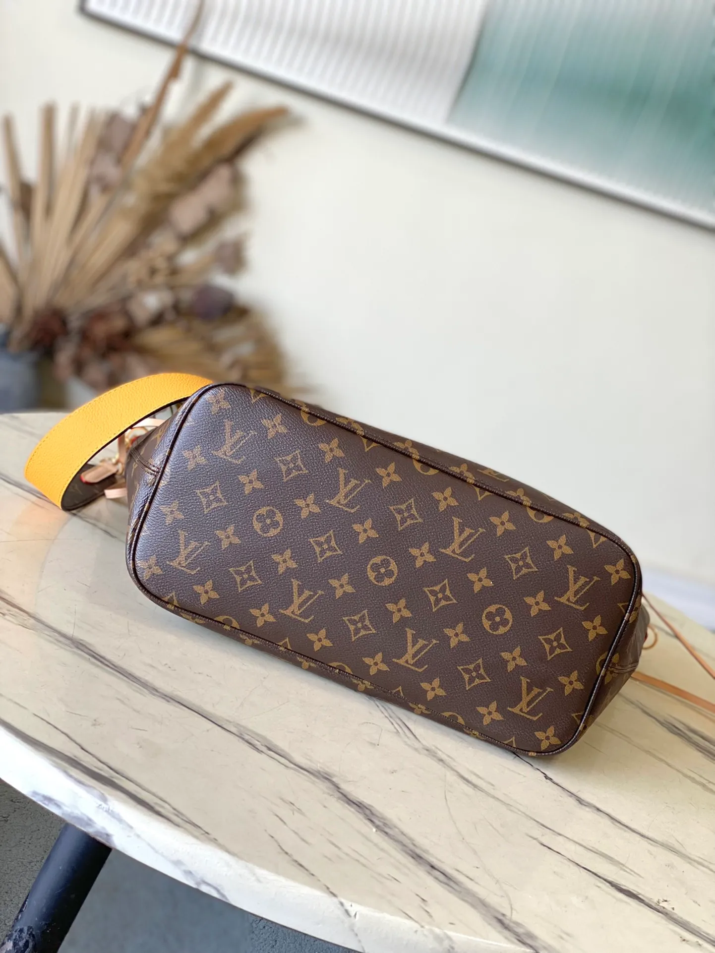💰1000 Top Original Order M11947 Yellow As one of the classic designs, the Neverfull Bandouliere Inside Out Medium No Handbag is made of Monogram canvas and striped fabric, with a double-sided design to highlight the trendy new ideas. The detachable shoulder strap makes it easy to carry across the body, and can also be transformed into a Hobo handbag through the side hook. Dimensions: 31 × 28 × 14 cm