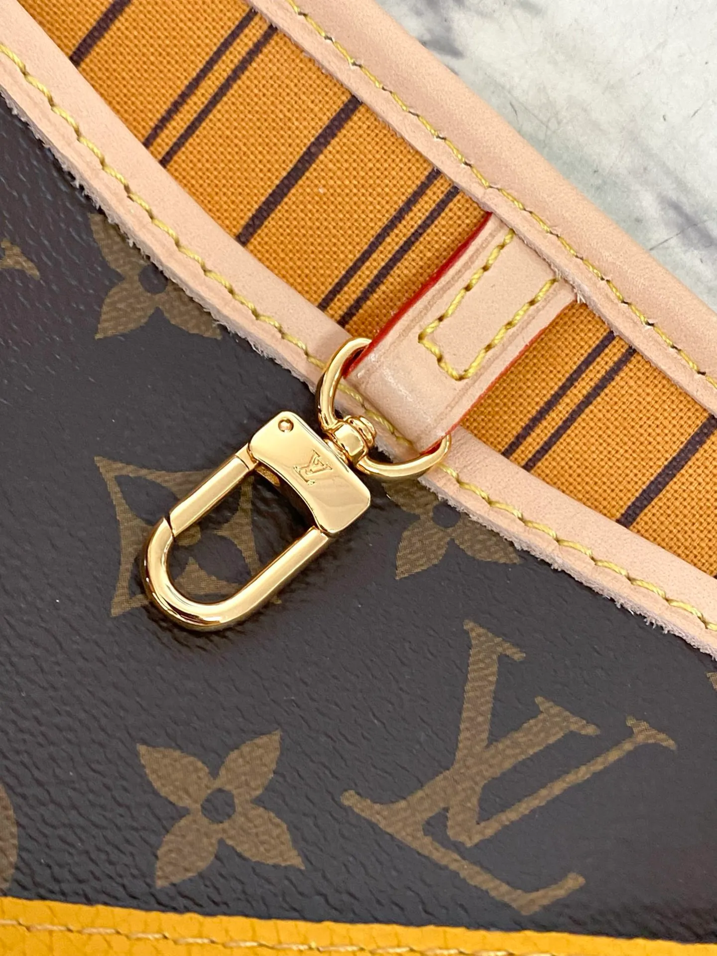 💰1000 Top Original Order M11947 Yellow As one of the classic designs, the Neverfull Bandouliere Inside Out Medium No Handbag is made of Monogram canvas and striped fabric, with a double-sided design to highlight the trendy new ideas. The detachable shoulder strap makes it easy to carry across the body, and can also be transformed into a Hobo handbag through the side hook. Dimensions: 31 × 28 × 14 cm