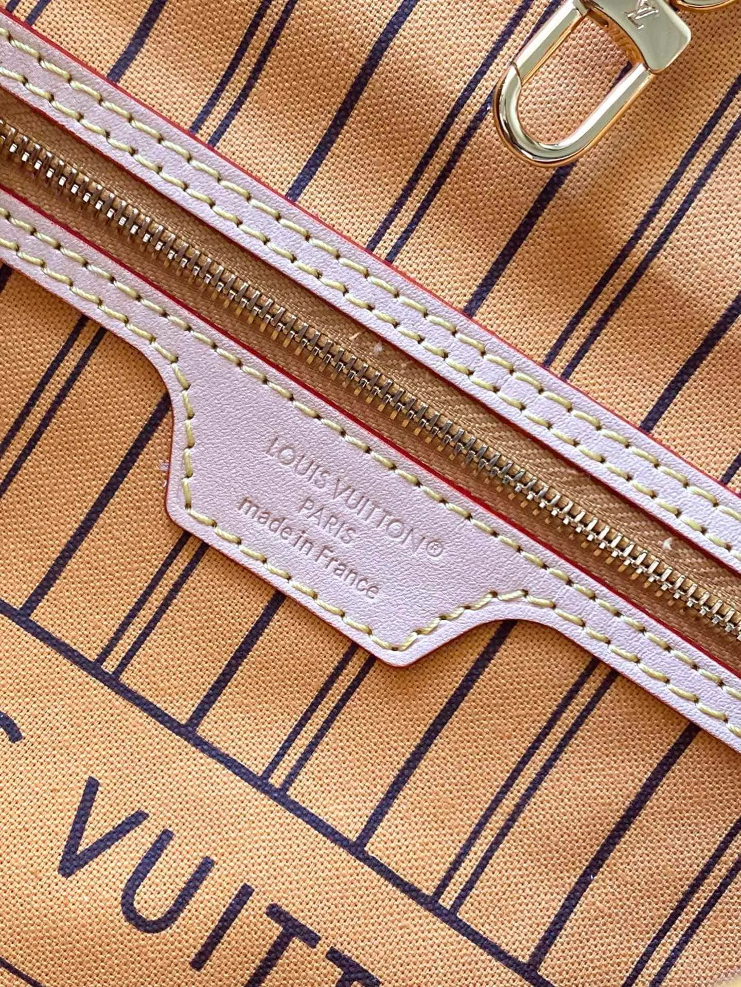 💰1000 Top Original Order M11947 Yellow As one of the classic designs, the Neverfull Bandouliere Inside Out Medium No Handbag is made of Monogram canvas and striped fabric, with a double-sided design to highlight the trendy new ideas. The detachable shoulder strap makes it easy to carry across the body, and can also be transformed into a Hobo handbag through the side hook. Dimensions: 31 × 28 × 14 cm