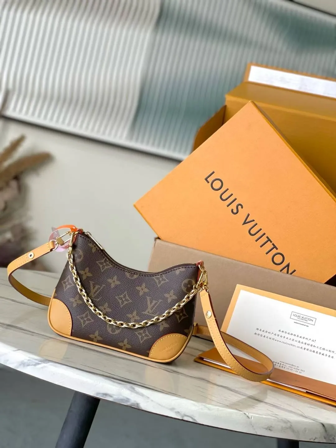 💰740 Top original order M25519 This Nano Boulogne handbag uses classic Monogram canvas to pay tribute to the brand heritage, and then uses contrasting leather trim to highlight the new season design. The compact shape makes it easy to carry with you day and night, and the detachable metal chain allows for flexible carrying. Dimensions: 19 × 13 × 8 cm