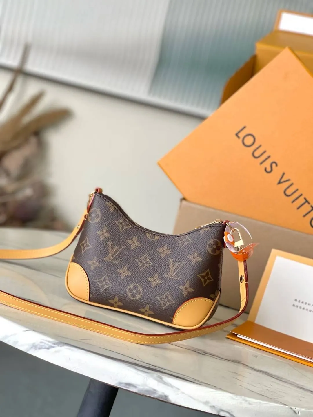 💰740 Top original order M25519 This Nano Boulogne handbag uses classic Monogram canvas to pay tribute to the brand heritage, and then uses contrasting leather trim to highlight the new season design. The compact shape makes it easy to carry with you day and night, and the detachable metal chain allows for flexible carrying. Dimensions: 19 × 13 × 8 cm