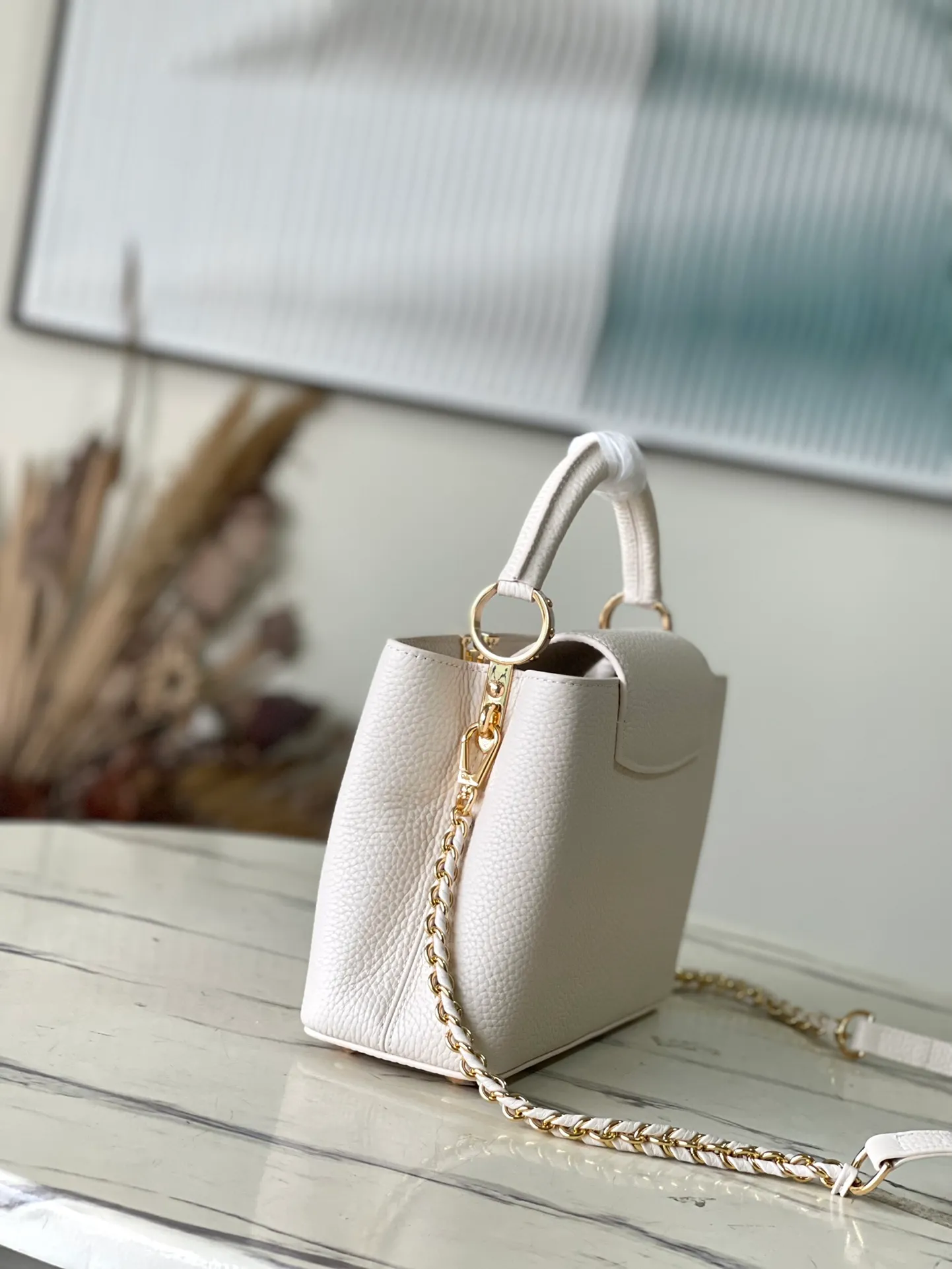 💰2360 (special grade original leather) M23082/M48865 Chinese Valentine's Day limited edition. This Capucines handbag is from the Milky Way series. It is an exclusive hard-working gift for Valentine's Day. Taurillon leather is dipped in soft tones. The dazzling light and rainbow gradient of the metal parts provide an elegant contrast. The detachable chain and leather shoulder strap are convenient for shoulder or cross-body wear. Size: 27 * 18 * 9 cm