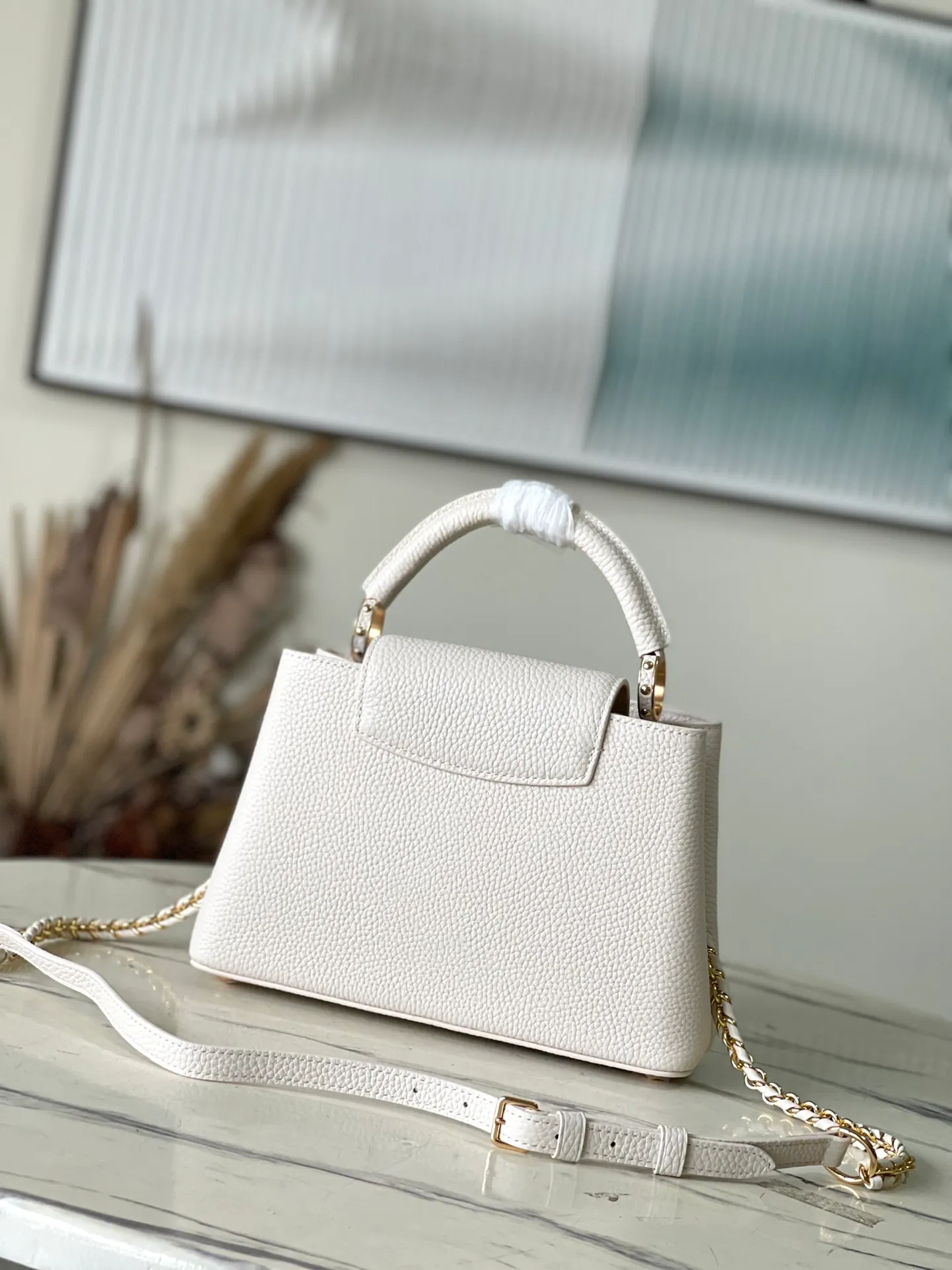 💰2360 (special grade original leather) M23082/M48865 Chinese Valentine's Day limited edition. This Capucines handbag is from the Milky Way series. It is an exclusive hard-working gift for Valentine's Day. Taurillon leather is dipped in soft tones. The dazzling light and rainbow gradient of the metal parts provide an elegant contrast. The detachable chain and leather shoulder strap are convenient for shoulder or cross-body wear. Size: 27 * 18 * 9 cm