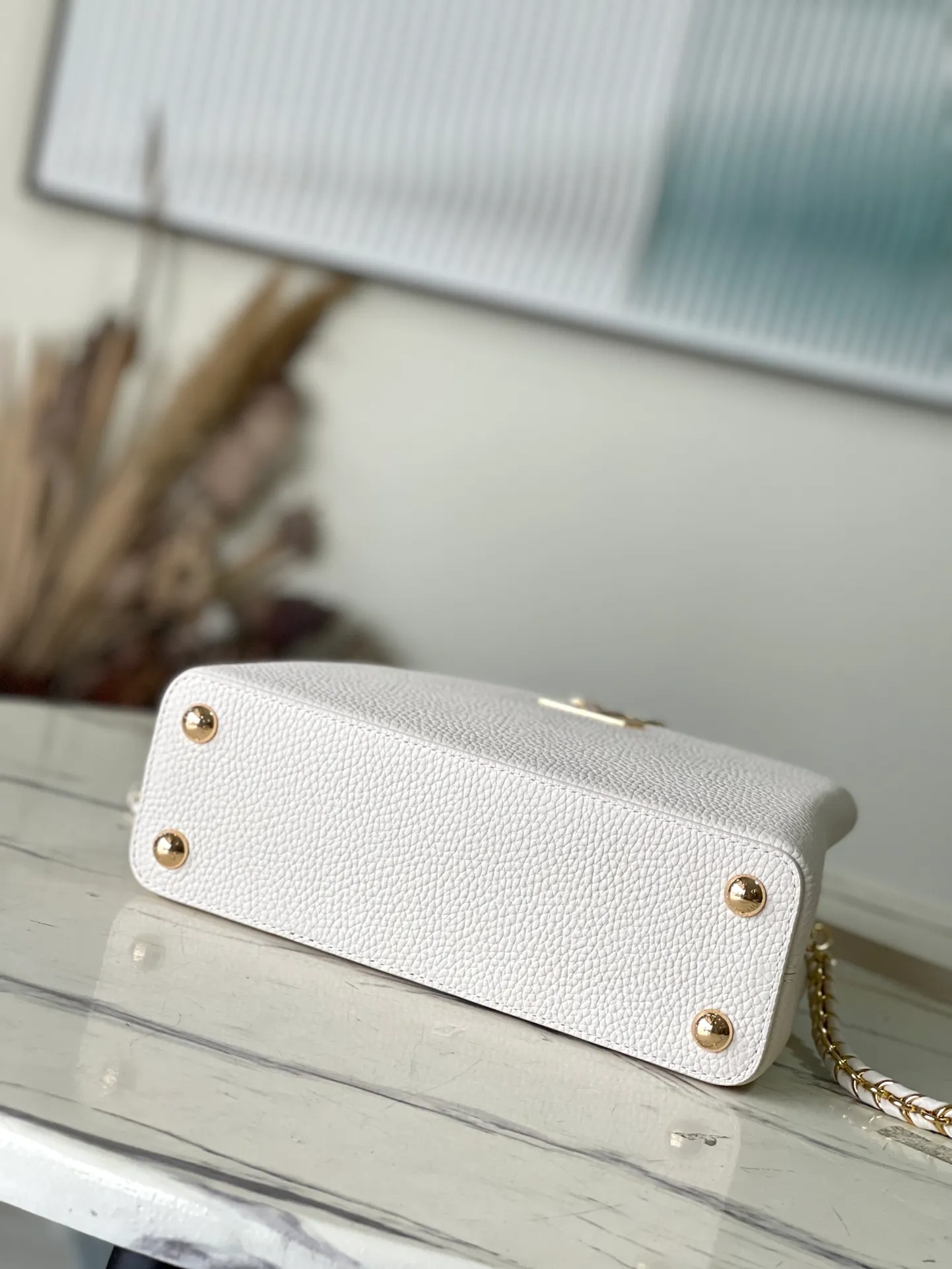 💰2360 (special grade original leather) M23082/M48865 Chinese Valentine's Day limited edition. This Capucines handbag is from the Milky Way series. It is an exclusive hard-working gift for Valentine's Day. Taurillon leather is dipped in soft tones. The dazzling light and rainbow gradient of the metal parts provide an elegant contrast. The detachable chain and leather shoulder strap are convenient for shoulder or cross-body wear. Size: 27 * 18 * 9 cm