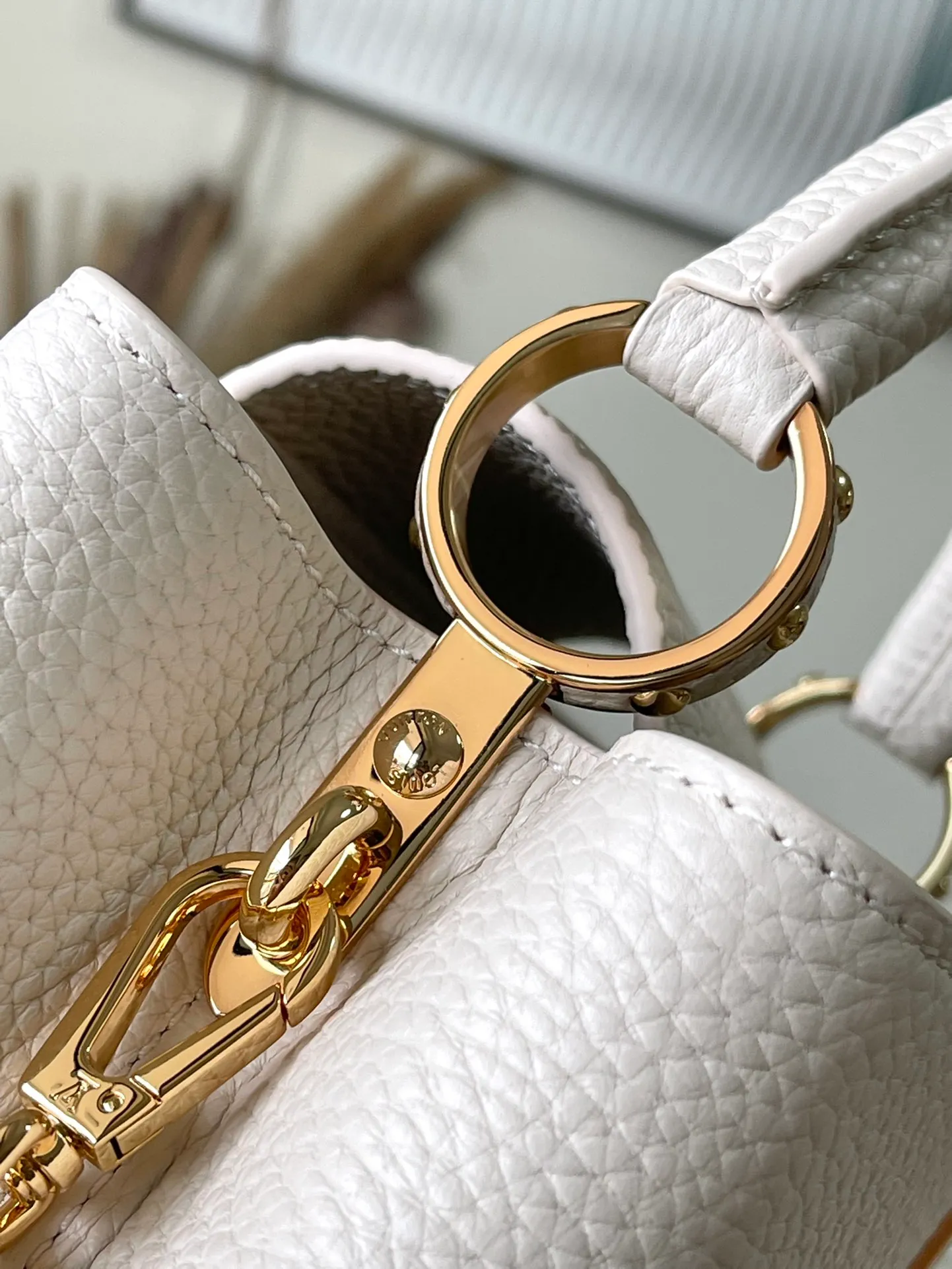 💰2360 (special grade original leather) M23082/M48865 Chinese Valentine's Day limited edition. This Capucines handbag is from the Milky Way series. It is an exclusive hard-working gift for Valentine's Day. Taurillon leather is dipped in soft tones. The dazzling light and rainbow gradient of the metal parts provide an elegant contrast. The detachable chain and leather shoulder strap are convenient for shoulder or cross-body wear. Size: 27 * 18 * 9 cm