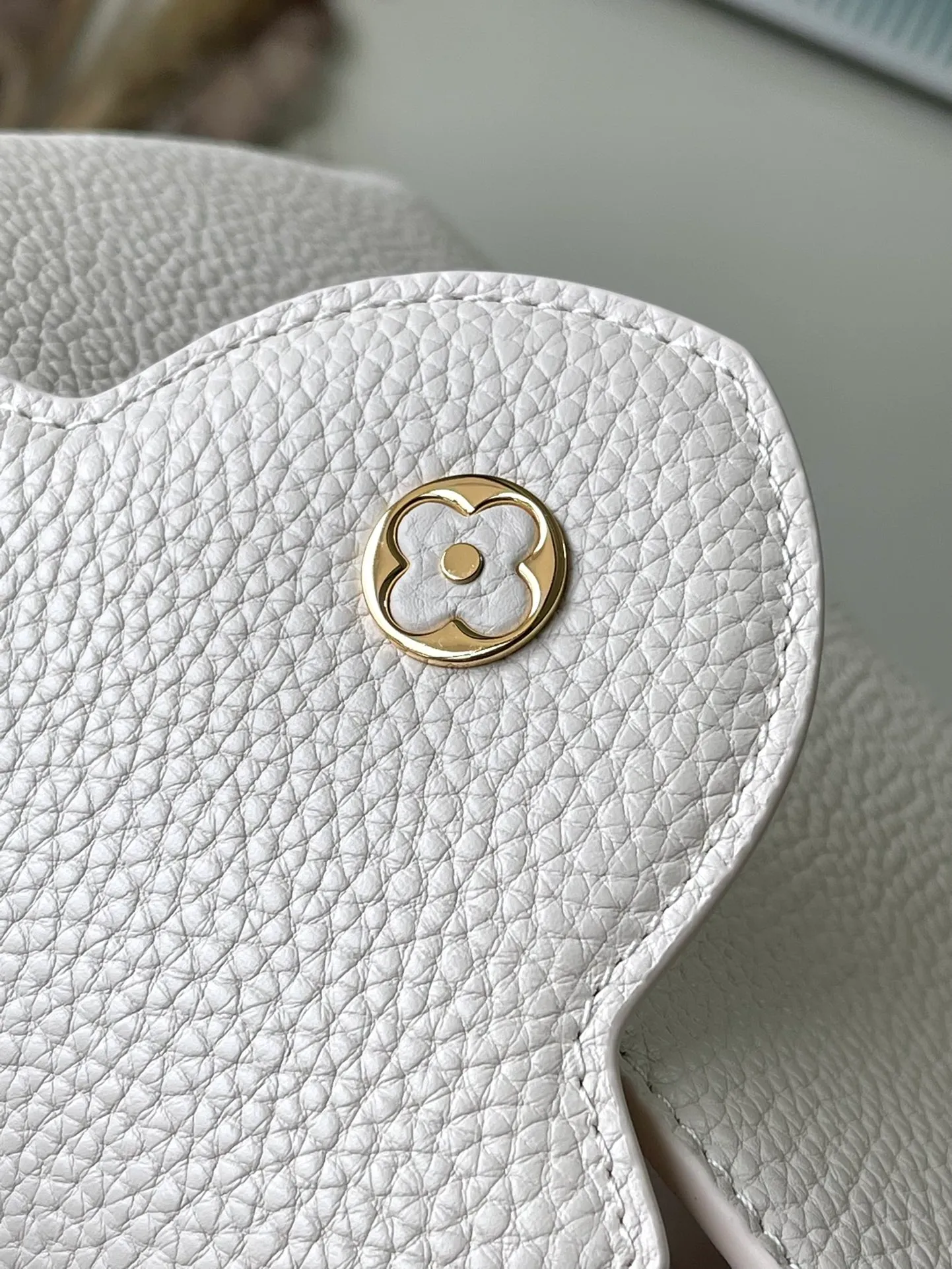 💰2360 (special grade original leather) M23082/M48865 Chinese Valentine's Day limited edition. This Capucines handbag is from the Milky Way series. It is an exclusive hard-working gift for Valentine's Day. Taurillon leather is dipped in soft tones. The dazzling light and rainbow gradient of the metal parts provide an elegant contrast. The detachable chain and leather shoulder strap are convenient for shoulder or cross-body wear. Size: 27 * 18 * 9 cm
