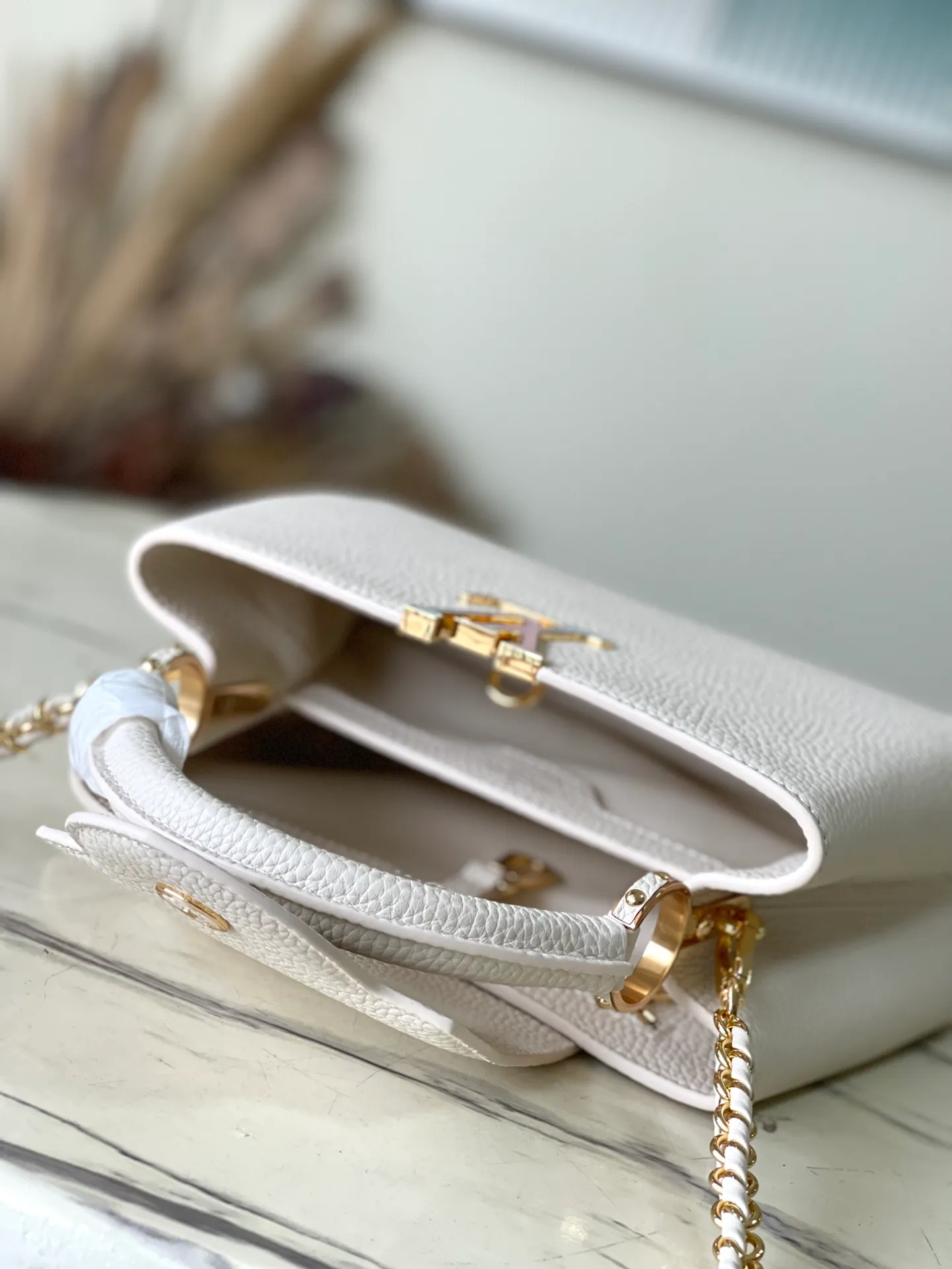 💰2360 (special grade original leather) M23082/M48865 Chinese Valentine's Day limited edition. This Capucines handbag is from the Milky Way series. It is an exclusive hard-working gift for Valentine's Day. Taurillon leather is dipped in soft tones. The dazzling light and rainbow gradient of the metal parts provide an elegant contrast. The detachable chain and leather shoulder strap are convenient for shoulder or cross-body wear. Size: 27 * 18 * 9 cm