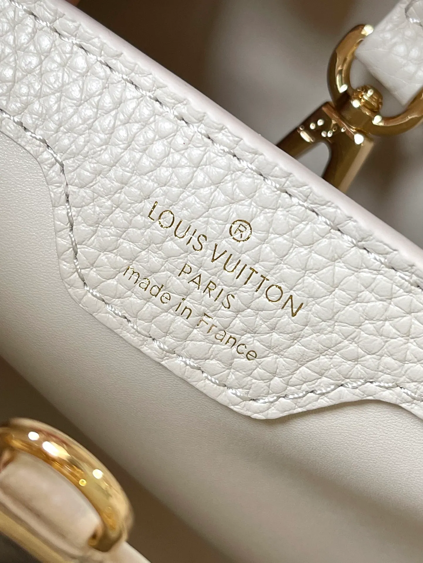 💰2360 (special grade original leather) M23082/M48865 Chinese Valentine's Day limited edition. This Capucines handbag is from the Milky Way series. It is an exclusive hard-working gift for Valentine's Day. Taurillon leather is dipped in soft tones. The dazzling light and rainbow gradient of the metal parts provide an elegant contrast. The detachable chain and leather shoulder strap are convenient for shoulder or cross-body wear. Size: 27 * 18 * 9 cm