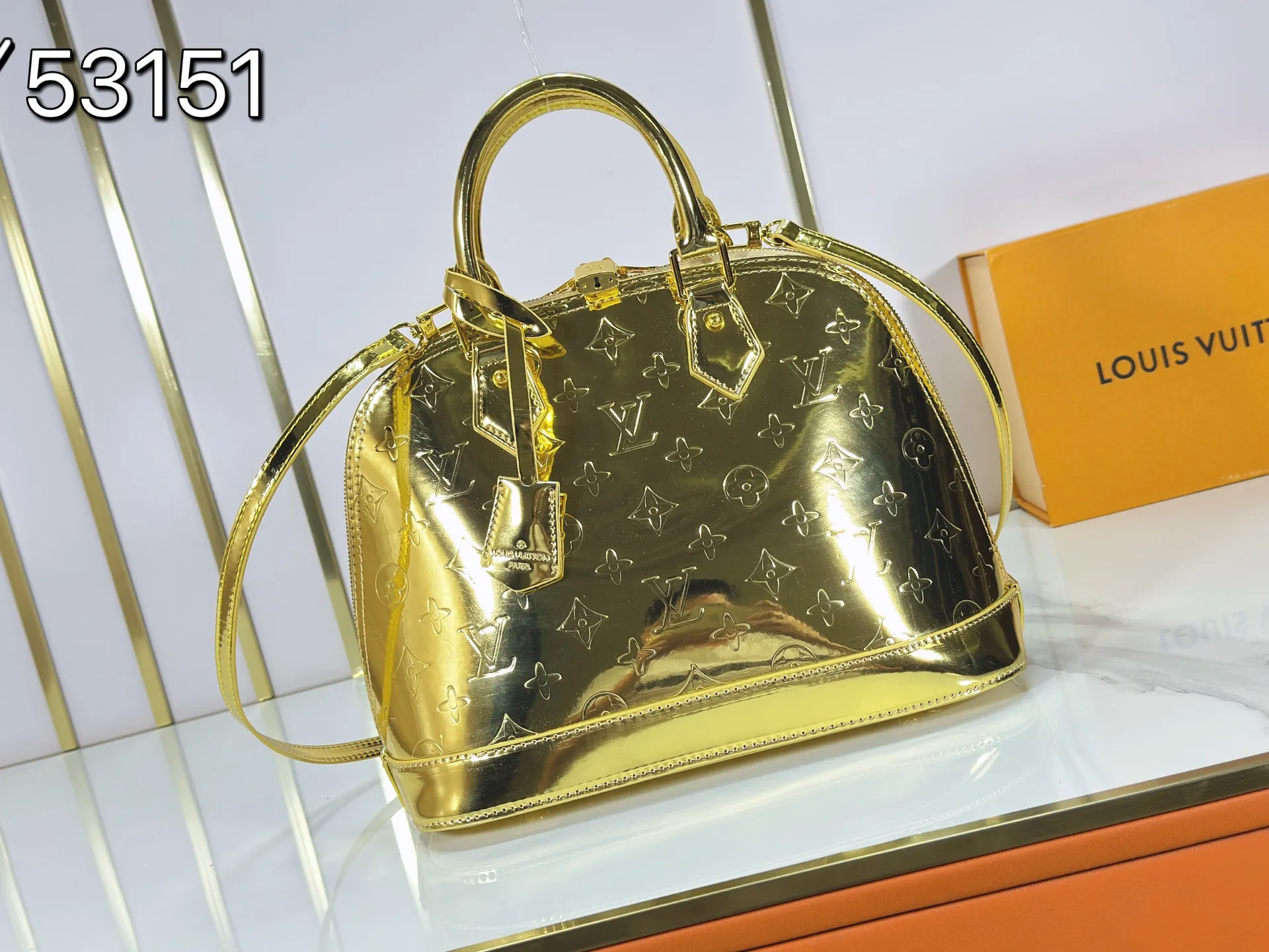 P260 upgraded original M26335 M53152 M53151 This large Alma handbag highlights the style of the LV Ski series with this season's technical details. The Monogram Miroir weather-resistant canvas surface is dip-dyed in Silver tones and paired with matching hardware for a dazzling look. Inject retro-futuristic style into any outfit. An LV logo padlock and removable shoulder strap complete the look. Dimensions: 32.0 x 24.0 x 15.0 (cm) ((length x height x width)