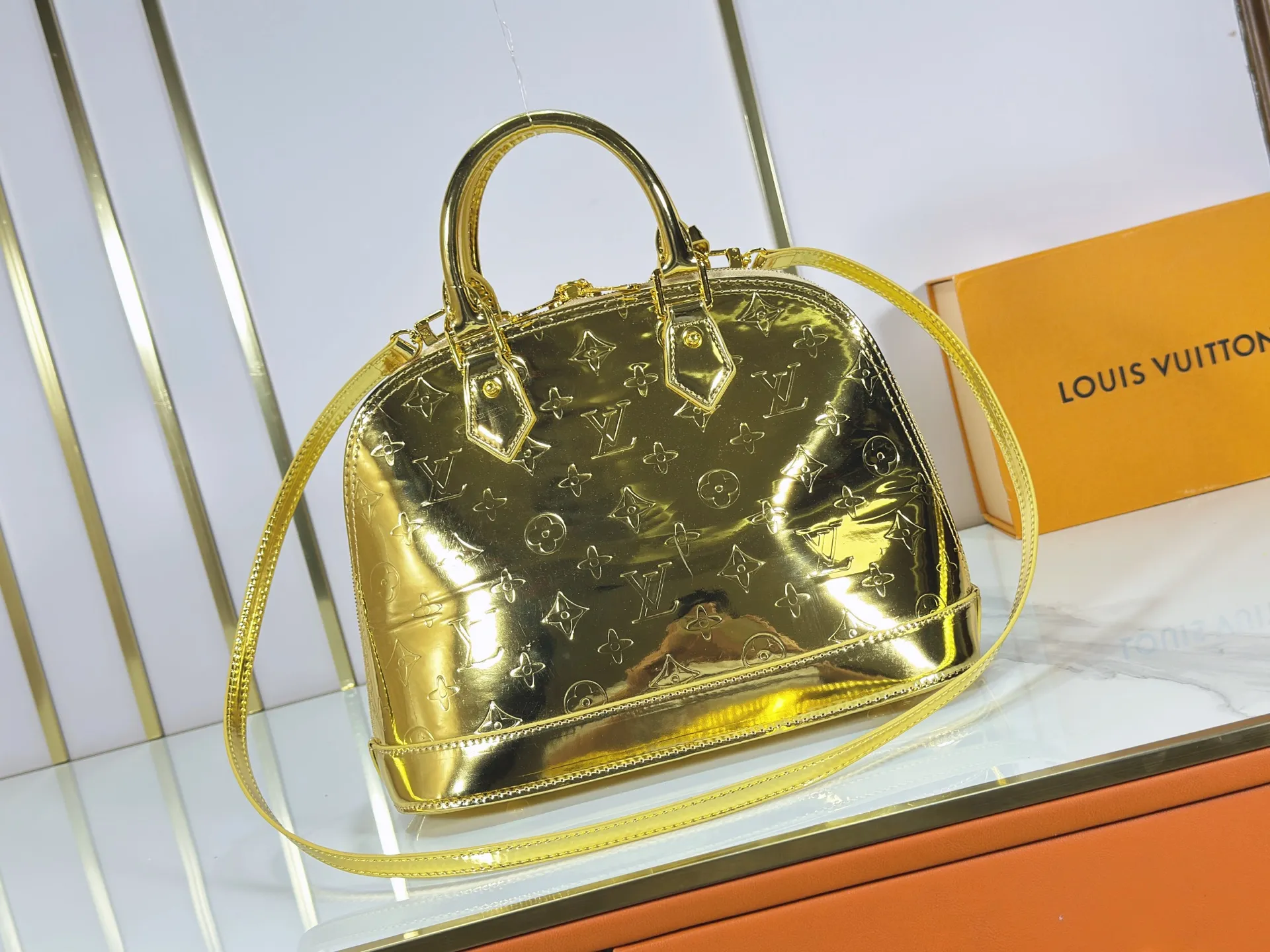 P260 upgraded original M26335 M53152 M53151 This large Alma handbag highlights the style of the LV Ski series with this season's technical details. The Monogram Miroir weather-resistant canvas surface is dip-dyed in Silver tones and paired with matching hardware for a dazzling look. Inject retro-futuristic style into any outfit. An LV logo padlock and removable shoulder strap complete the look. Dimensions: 32.0 x 24.0 x 15.0 (cm) ((length x height x width)