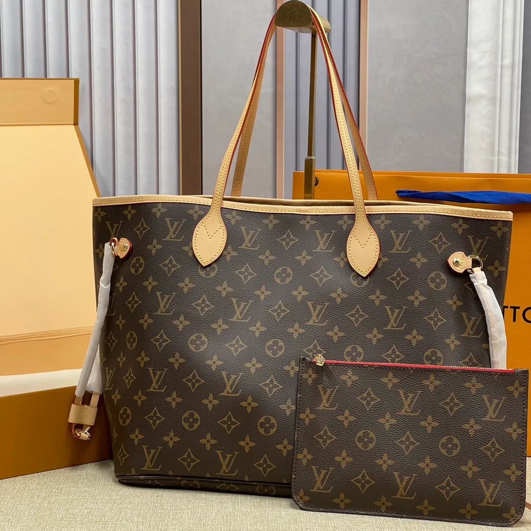 [Upgraded version] P500💰M41177♦️Upgraded version🔔💝with complete packaging🐶 (Laohua/Hongli) NEVERFULL medium handbag Louis Vuitton’s new interpretation of the Neverfull classic handbag, explore the exquisite details inside the bag. Redesigned interior pockets feature fresh fabric linings and vintage details inspired by the Louis Vuitton archives, most notably the detachable zippered clutch, which can be used on its own as a sophisticated clutch or as an additional pocket. Bright lining tones add a more lively feel to Monogram's classic canvas. Dimensions: 31.0 x 28.5 x 17.0 cm
