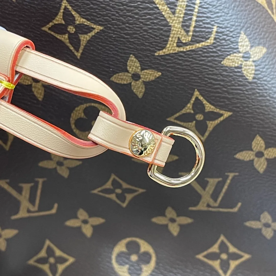 [Upgraded version] P500💰M41177♦️Upgraded version🔔💝with complete packaging🐶 (Laohua/Hongli) NEVERFULL medium handbag Louis Vuitton’s new interpretation of the Neverfull classic handbag, explore the exquisite details inside the bag. Redesigned interior pockets feature fresh fabric linings and vintage details inspired by the Louis Vuitton archives, most notably the detachable zippered clutch, which can be used on its own as a sophisticated clutch or as an additional pocket. Bright lining tones add a more lively feel to Monogram's classic canvas. Dimensions: 31.0 x 28.5 x 17.0 cm
