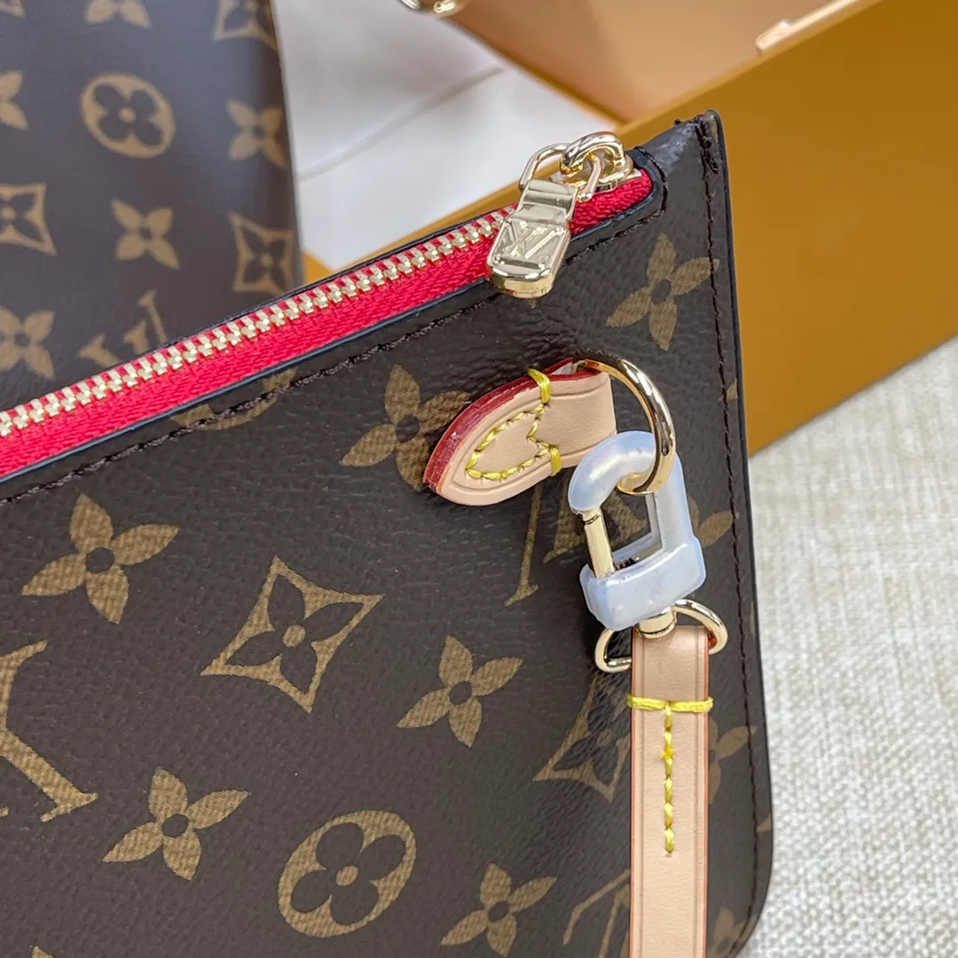 [Upgraded version] P500💰M41177♦️Upgraded version🔔💝with complete packaging🐶 (Laohua/Hongli) NEVERFULL medium handbag Louis Vuitton’s new interpretation of the Neverfull classic handbag, explore the exquisite details inside the bag. Redesigned interior pockets feature fresh fabric linings and vintage details inspired by the Louis Vuitton archives, most notably the detachable zippered clutch, which can be used on its own as a sophisticated clutch or as an additional pocket. Bright lining tones add a more lively feel to Monogram's classic canvas. Dimensions: 31.0 x 28.5 x 17.0 cm