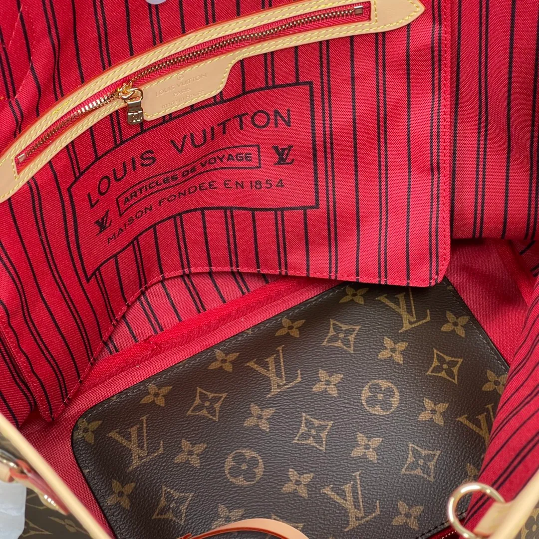 [Upgraded version] P500💰M41177♦️Upgraded version🔔💝with complete packaging🐶 (Laohua/Hongli) NEVERFULL medium handbag Louis Vuitton’s new interpretation of the Neverfull classic handbag, explore the exquisite details inside the bag. Redesigned interior pockets feature fresh fabric linings and vintage details inspired by the Louis Vuitton archives, most notably the detachable zippered clutch, which can be used on its own as a sophisticated clutch or as an additional pocket. Bright lining tones add a more lively feel to Monogram's classic canvas. Dimensions: 31.0 x 28.5 x 17.0 cm