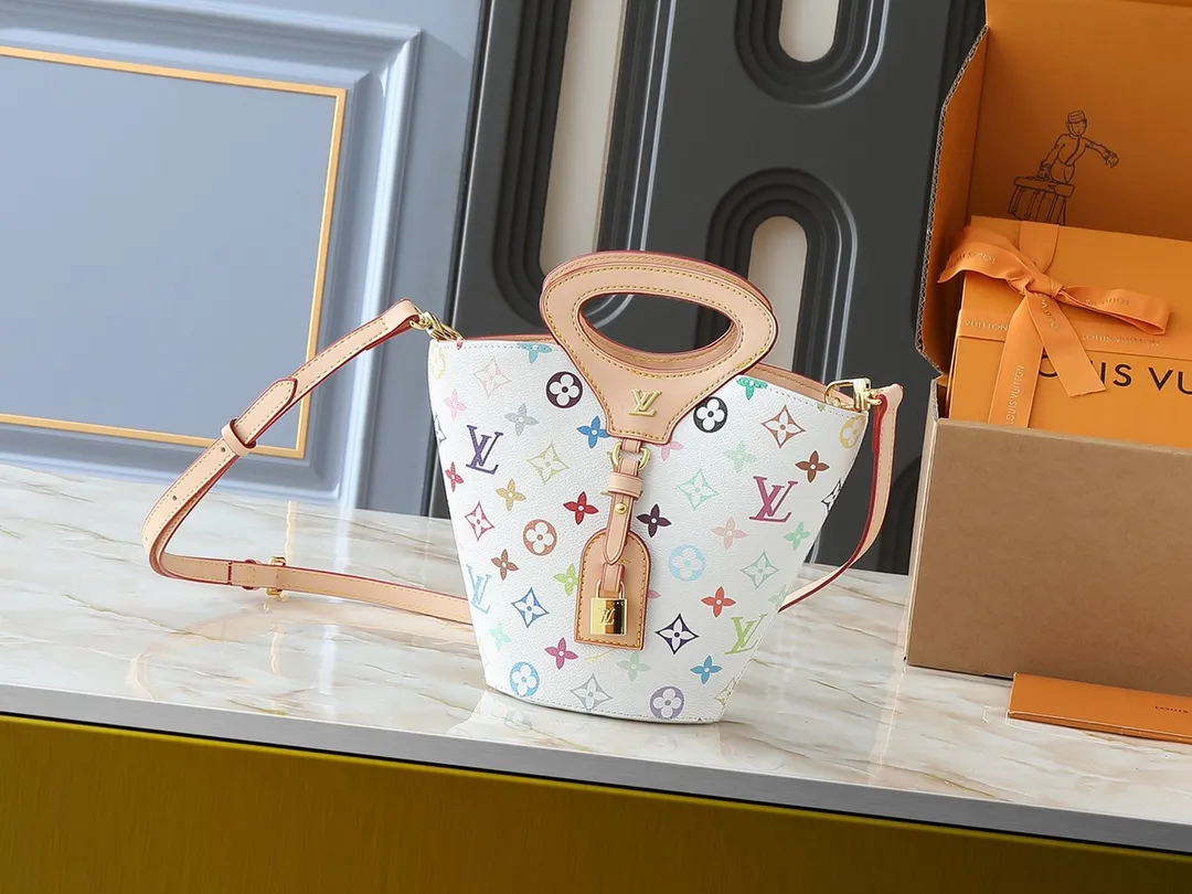 💰240💰Upgraded from the original M14680. Nicolas Ghesquière presented the Rivage BB handbag at the 2025 spring and summer show. It is cut out of Monogram canvas in a bucket shape and reinterprets the Noctambule handbag launched by Louis Vuitton in 1999. The trunk-style handles, LV-engraved padlock and leather luggage tag add classic elements, and the shoulder strap makes it easy to carry cross-body. Dimensions: 12.0 x 18.0 x 7.0 cm (length x height x width)