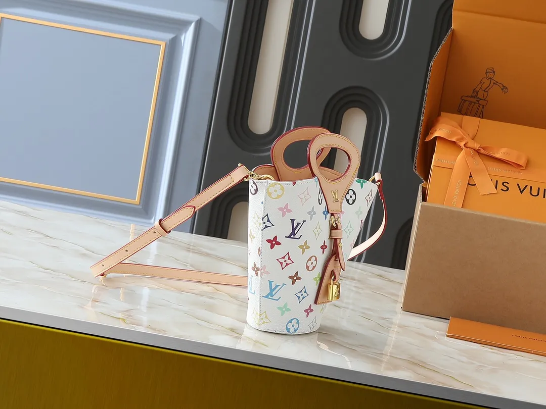 💰240💰Upgraded from the original M14680. Nicolas Ghesquière presented the Rivage BB handbag at the 2025 spring and summer show. It is cut out of Monogram canvas in a bucket shape and reinterprets the Noctambule handbag launched by Louis Vuitton in 1999. The trunk-style handles, LV-engraved padlock and leather luggage tag add classic elements, and the shoulder strap makes it easy to carry cross-body. Dimensions: 12.0 x 18.0 x 7.0 cm (length x height x width)