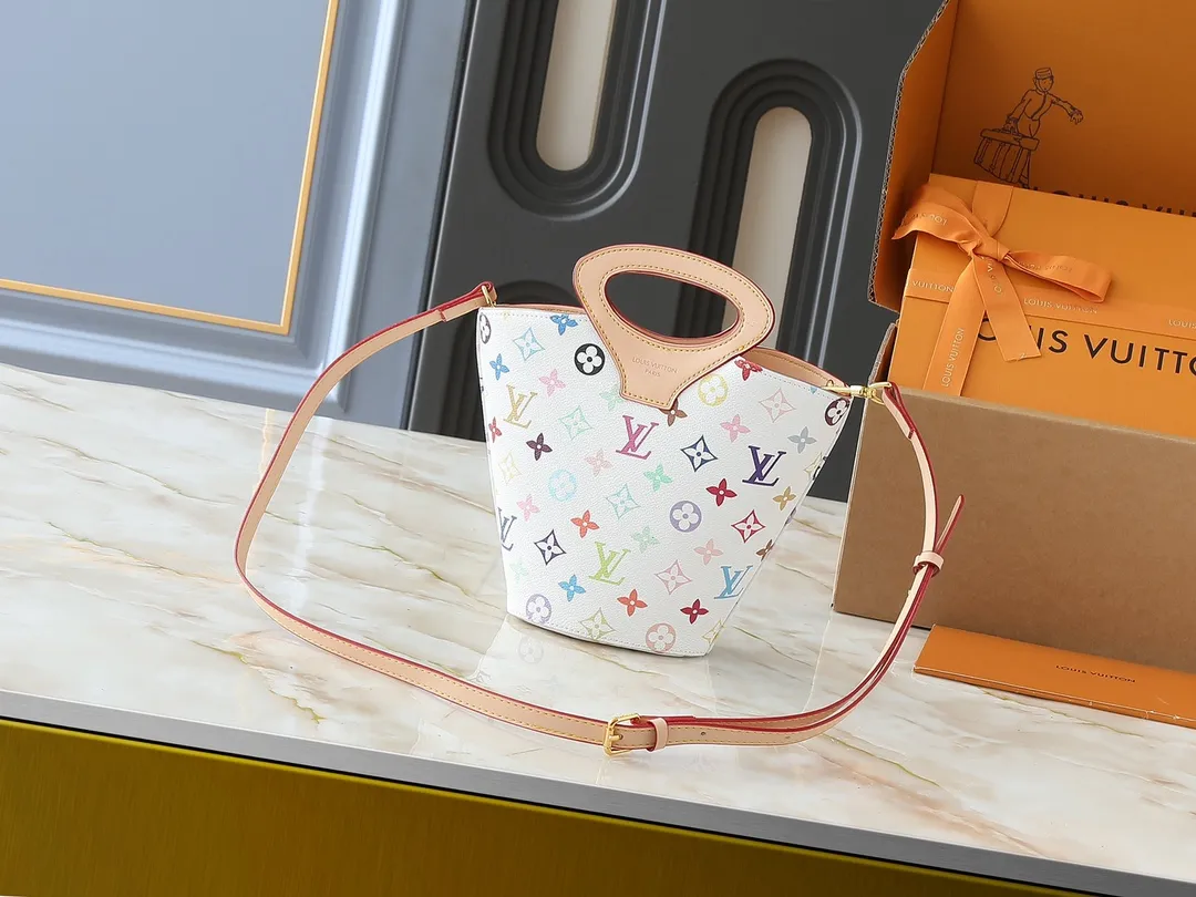💰240💰Upgraded from the original M14680. Nicolas Ghesquière presented the Rivage BB handbag at the 2025 spring and summer show. It is cut out of Monogram canvas in a bucket shape and reinterprets the Noctambule handbag launched by Louis Vuitton in 1999. The trunk-style handles, LV-engraved padlock and leather luggage tag add classic elements, and the shoulder strap makes it easy to carry cross-body. Dimensions: 12.0 x 18.0 x 7.0 cm (length x height x width)