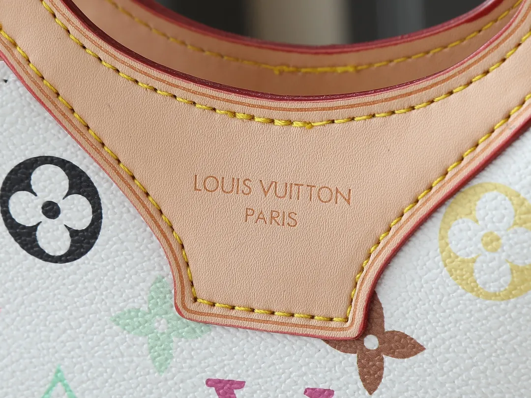💰240💰Upgraded from the original M14680. Nicolas Ghesquière presented the Rivage BB handbag at the 2025 spring and summer show. It is cut out of Monogram canvas in a bucket shape and reinterprets the Noctambule handbag launched by Louis Vuitton in 1999. The trunk-style handles, LV-engraved padlock and leather luggage tag add classic elements, and the shoulder strap makes it easy to carry cross-body. Dimensions: 12.0 x 18.0 x 7.0 cm (length x height x width)