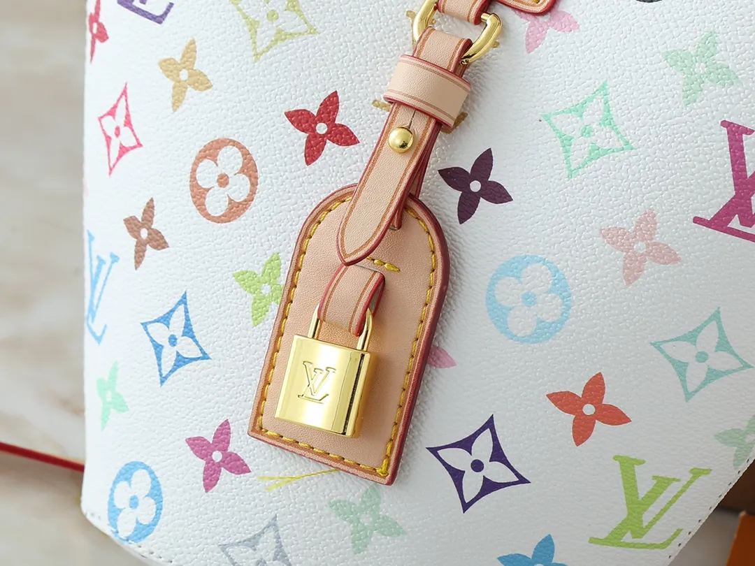💰240💰Upgraded from the original M14680. Nicolas Ghesquière presented the Rivage BB handbag at the 2025 spring and summer show. It is cut out of Monogram canvas in a bucket shape and reinterprets the Noctambule handbag launched by Louis Vuitton in 1999. The trunk-style handles, LV-engraved padlock and leather luggage tag add classic elements, and the shoulder strap makes it easy to carry cross-body. Dimensions: 12.0 x 18.0 x 7.0 cm (length x height x width)