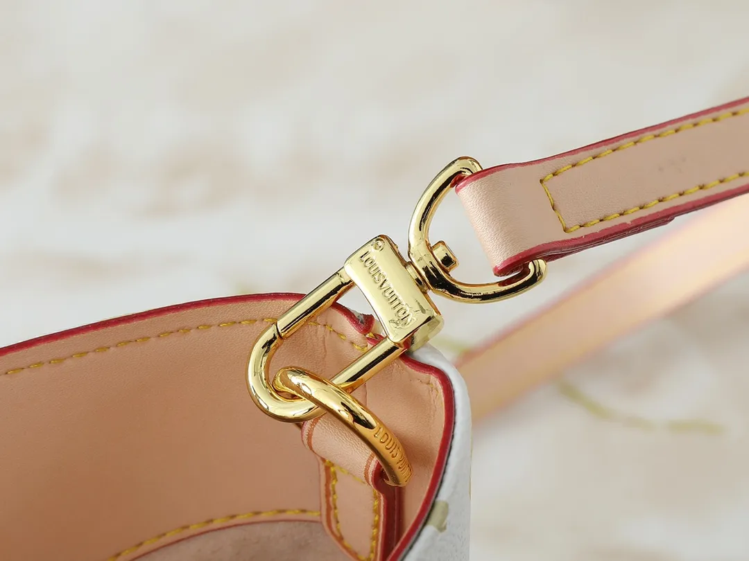 💰240💰Upgraded from the original M14680. Nicolas Ghesquière presented the Rivage BB handbag at the 2025 spring and summer show. It is cut out of Monogram canvas in a bucket shape and reinterprets the Noctambule handbag launched by Louis Vuitton in 1999. The trunk-style handles, LV-engraved padlock and leather luggage tag add classic elements, and the shoulder strap makes it easy to carry cross-body. Dimensions: 12.0 x 18.0 x 7.0 cm (length x height x width)