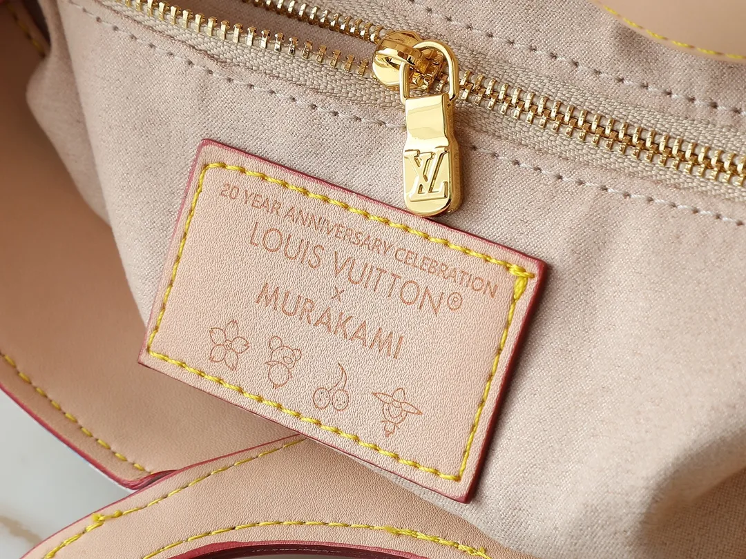 💰240💰Upgraded from the original M14680. Nicolas Ghesquière presented the Rivage BB handbag at the 2025 spring and summer show. It is cut out of Monogram canvas in a bucket shape and reinterprets the Noctambule handbag launched by Louis Vuitton in 1999. The trunk-style handles, LV-engraved padlock and leather luggage tag add classic elements, and the shoulder strap makes it easy to carry cross-body. Dimensions: 12.0 x 18.0 x 7.0 cm (length x height x width)