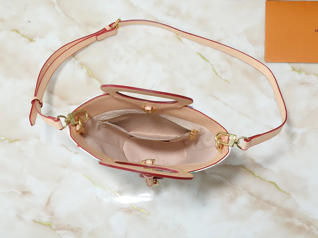 💰240💰Upgraded from the original M14680. Nicolas Ghesquière presented the Rivage BB handbag at the 2025 spring and summer show. It is cut out of Monogram canvas in a bucket shape and reinterprets the Noctambule handbag launched by Louis Vuitton in 1999. The trunk-style handles, LV-engraved padlock and leather luggage tag add classic elements, and the shoulder strap makes it easy to carry cross-body. Dimensions: 12.0 x 18.0 x 7.0 cm (length x height x width)