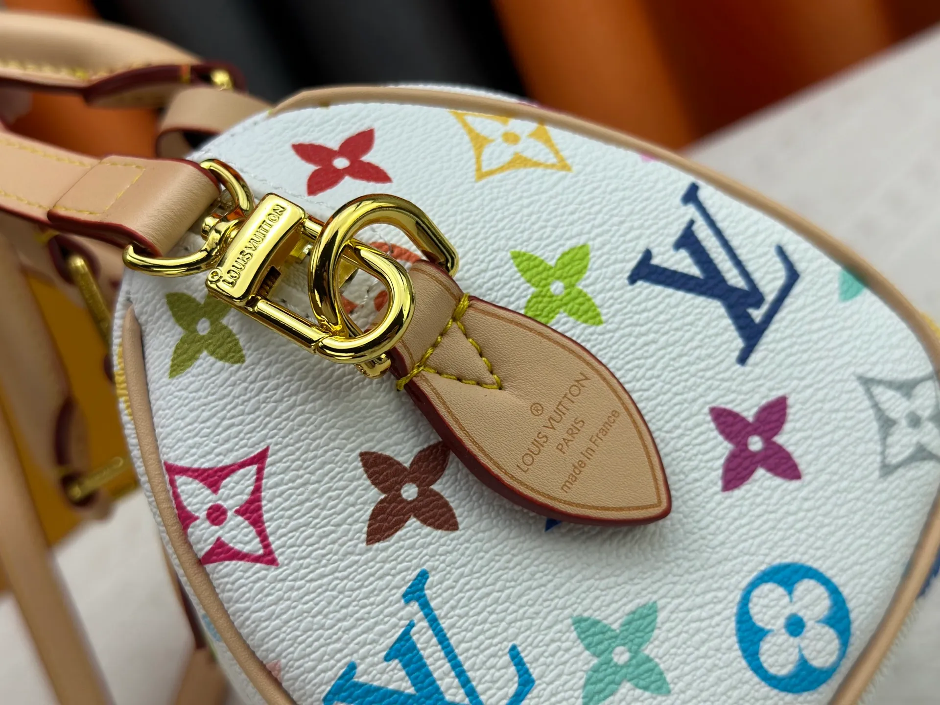 P260 Upgraded from the original version, this M46234 M46222 Speedy Bandoulière 20 handbag is made of soft coated canvas, with the full-length Monogram pattern traced in colorful rainbow tones, highlighting the smart style of the Louis Vuitton x Murakami reissue series. The Toron handle and detachable shoulder strap are constructed of cow leather, the metal corners recall classic luggage elements, and the bow-shaped key bag and padlock add brand touches. Dimensions: 20.5 x 13.5 x 12.0 cm (length x height x width)
