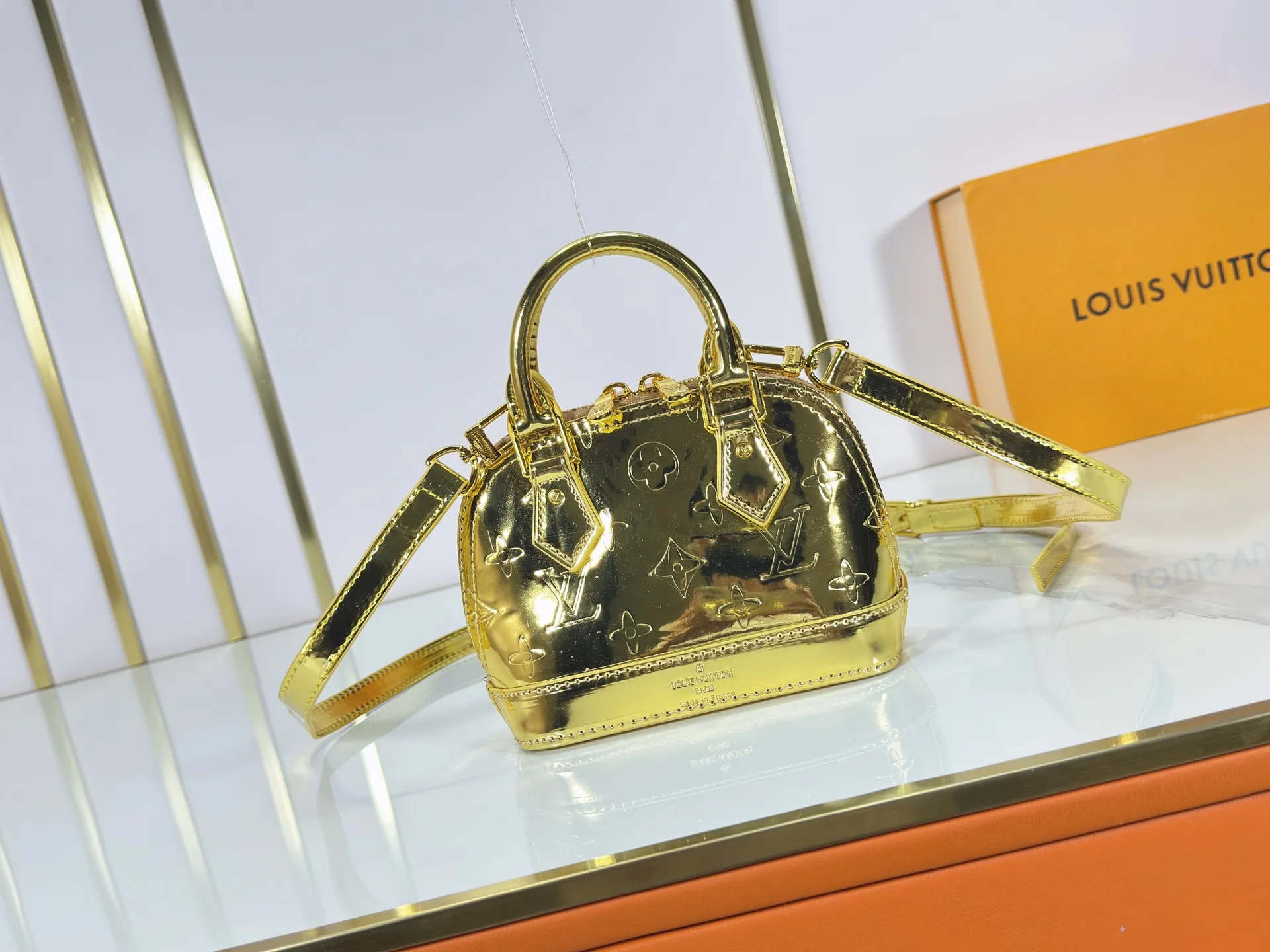 P220 upgraded original M26335 M82717 This Nano Alma handbag highlights the style of the LV Ski series with this season’s technological details. The Monogram Miroir weather-resistant canvas surface is dip-dyed in Silver tones and paired with matching hardware for a dazzling look. Inject retro-futuristic style into any outfit. An LV logo padlock and removable shoulder strap complete the look. Dimensions: 18 x 12 x 8 (cm) ((length x height x width)