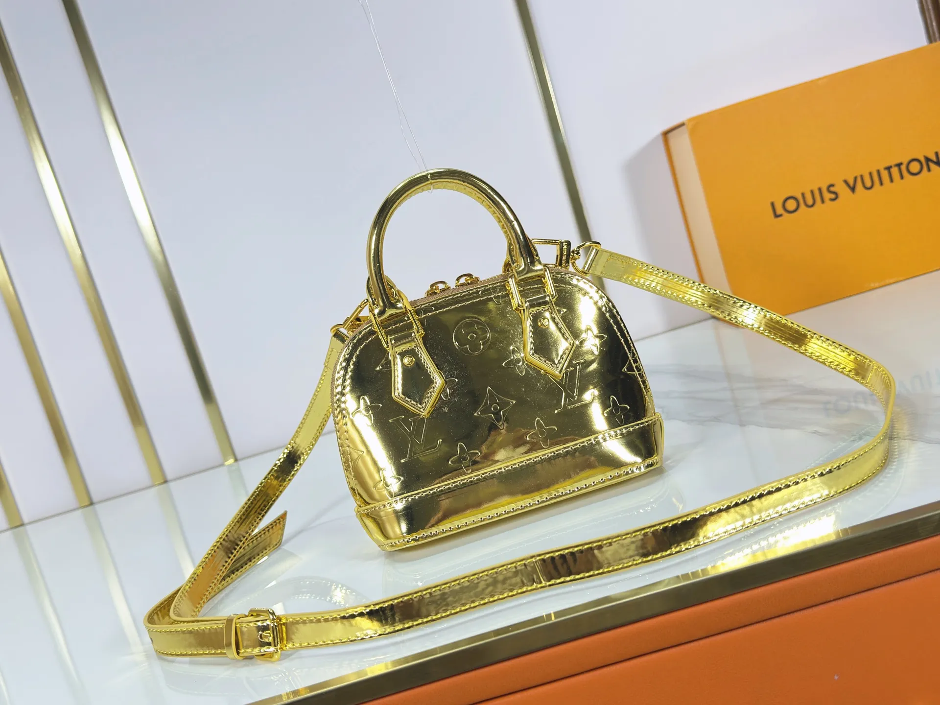 P220 upgraded original M26335 M82717 This Nano Alma handbag highlights the style of the LV Ski series with this season’s technological details. The Monogram Miroir weather-resistant canvas surface is dip-dyed in Silver tones and paired with matching hardware for a dazzling look. Inject retro-futuristic style into any outfit. An LV logo padlock and removable shoulder strap complete the look. Dimensions: 18 x 12 x 8 (cm) ((length x height x width)