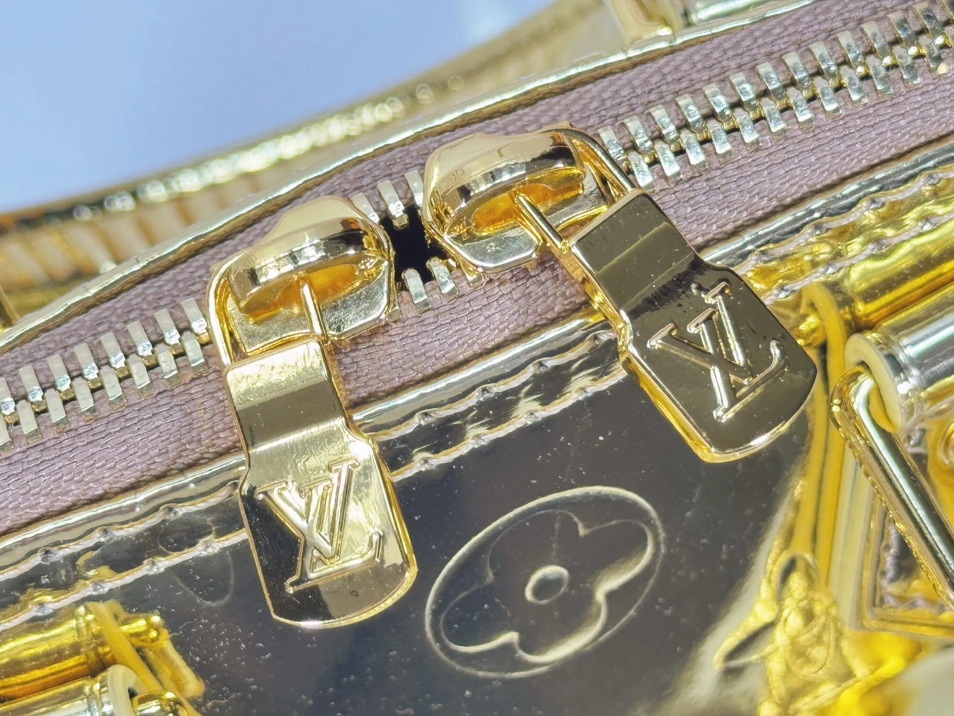 P220 upgraded original M26335 M82717 This Nano Alma handbag highlights the style of the LV Ski series with this season’s technological details. The Monogram Miroir weather-resistant canvas surface is dip-dyed in Silver tones and paired with matching hardware for a dazzling look. Inject retro-futuristic style into any outfit. An LV logo padlock and removable shoulder strap complete the look. Dimensions: 18 x 12 x 8 (cm) ((length x height x width)