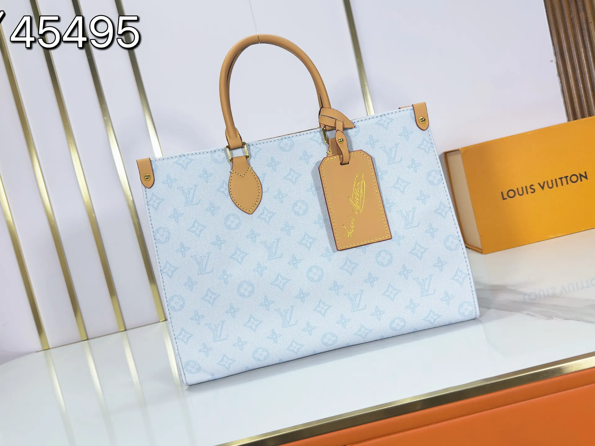 P260 Upgraded original M28289 M45495 M44571 To celebrate the 130th anniversary of the Louis Vuitton Monogram pattern, this OnTheGo medium handbag chooses Monogram Origine Bleu Courrier pattern canvas to reinterpret the classic elements from a retro perspective. The shoulder straps, handles and address plaque are cut out of cowhide, and the striped lining and pockets open to reveal. Zipper bag securely stores valuables. Dimensions: 35 x 27 x 14 (cm) ((length x height x width)
