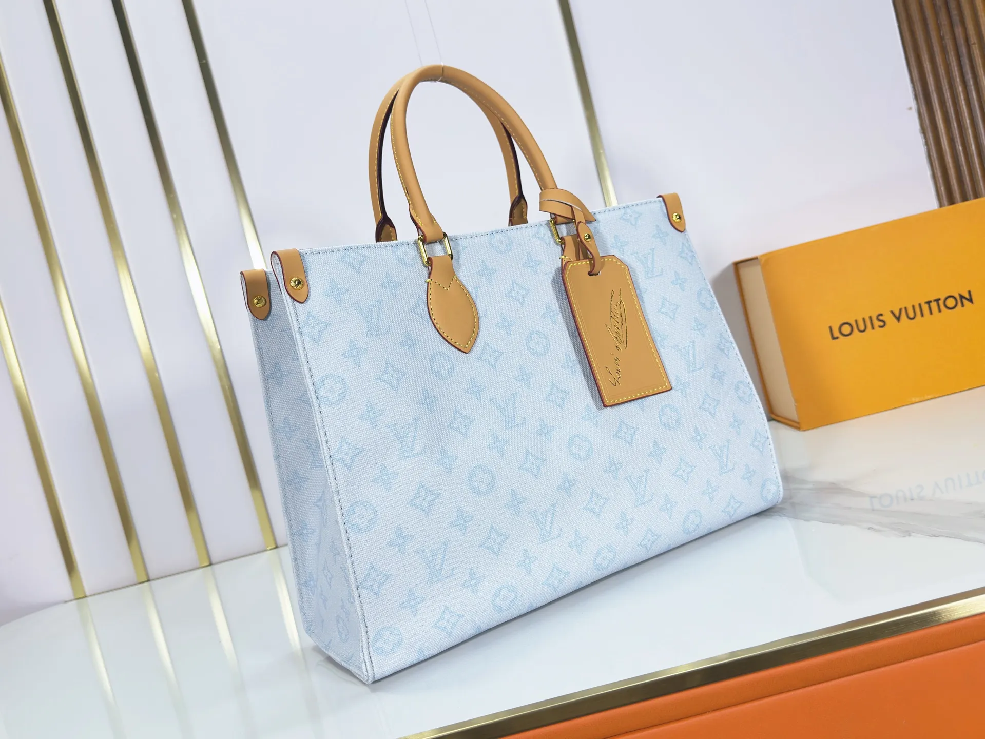 P260 Upgraded original M28289 M45495 M44571 To celebrate the 130th anniversary of the Louis Vuitton Monogram pattern, this OnTheGo medium handbag chooses Monogram Origine Bleu Courrier pattern canvas to reinterpret the classic elements from a retro perspective. The shoulder straps, handles and address plaque are cut out of cowhide, and the striped lining and pockets open to reveal. Zipper bag securely stores valuables. Dimensions: 35 x 27 x 14 (cm) ((length x height x width)