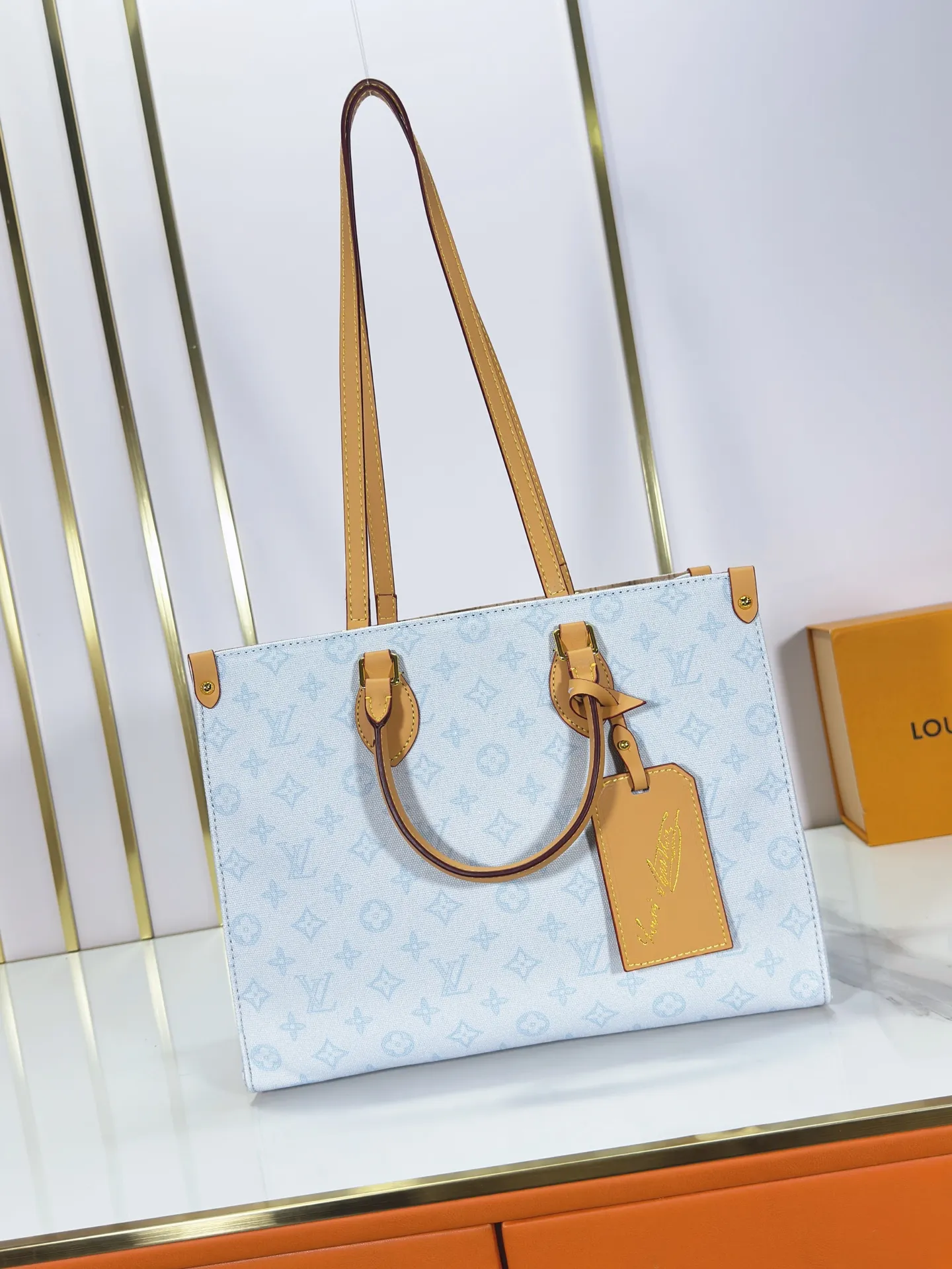 P260 Upgraded original M28289 M45495 M44571 To celebrate the 130th anniversary of the Louis Vuitton Monogram pattern, this OnTheGo medium handbag chooses Monogram Origine Bleu Courrier pattern canvas to reinterpret the classic elements from a retro perspective. The shoulder straps, handles and address plaque are cut out of cowhide, and the striped lining and pockets open to reveal. Zipper bag securely stores valuables. Dimensions: 35 x 27 x 14 (cm) ((length x height x width)