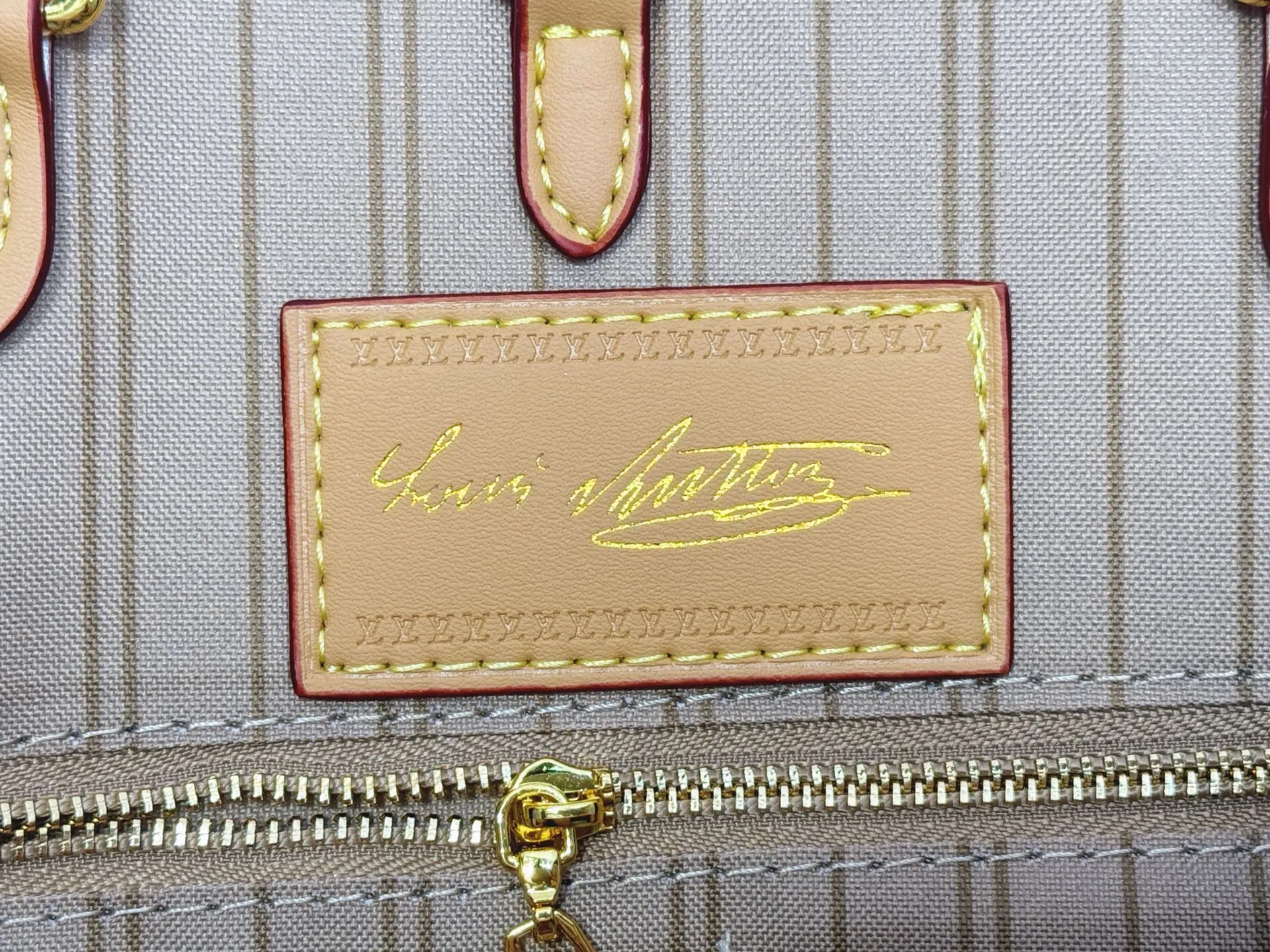P260 Upgraded original M28289 M45495 M44571 To celebrate the 130th anniversary of the Louis Vuitton Monogram pattern, this OnTheGo medium handbag chooses Monogram Origine Bleu Courrier pattern canvas to reinterpret the classic elements from a retro perspective. The shoulder straps, handles and address plaque are cut out of cowhide, and the striped lining and pockets open to reveal. Zipper bag securely stores valuables. Dimensions: 35 x 27 x 14 (cm) ((length x height x width)