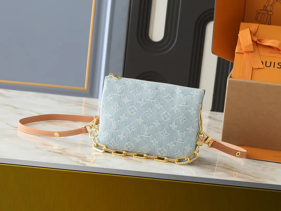💰240💰Upgraded from the original M59598 M59389 M59396 M13233 M21259 M25218 M20770 M11401 This Coussin BB handbag is made of soft sheep leather with an embossed Monogram pattern. It has an inner compartment in a compact silhouette, making it an elegant choice for both day and night. Both the chunky chain and slim leather strap are removable, allowing for a variety of styling possibilities. Dimensions: 21.0 x 16.0 x 7.0 cm (length x height x width)