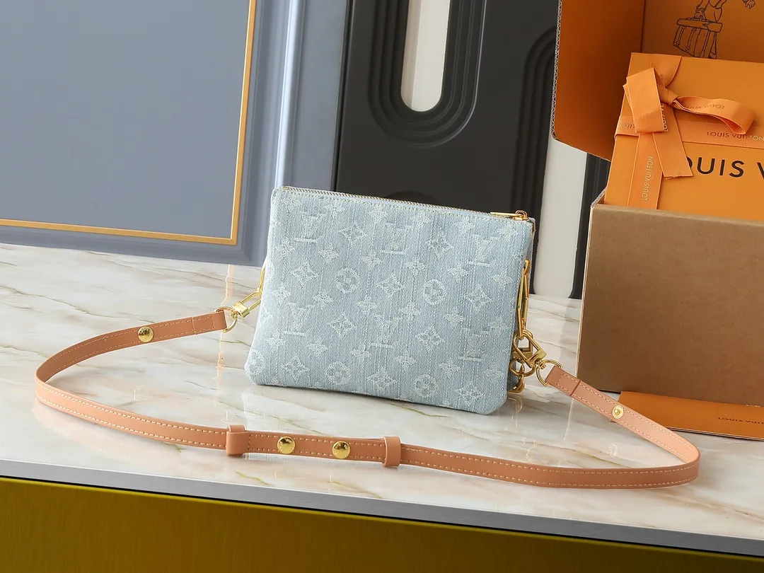 💰240💰Upgraded from the original M59598 M59389 M59396 M13233 M21259 M25218 M20770 M11401 This Coussin BB handbag is made of soft sheep leather with an embossed Monogram pattern. It has an inner compartment in a compact silhouette, making it an elegant choice for both day and night. Both the chunky chain and slim leather strap are removable, allowing for a variety of styling possibilities. Dimensions: 21.0 x 16.0 x 7.0 cm (length x height x width)