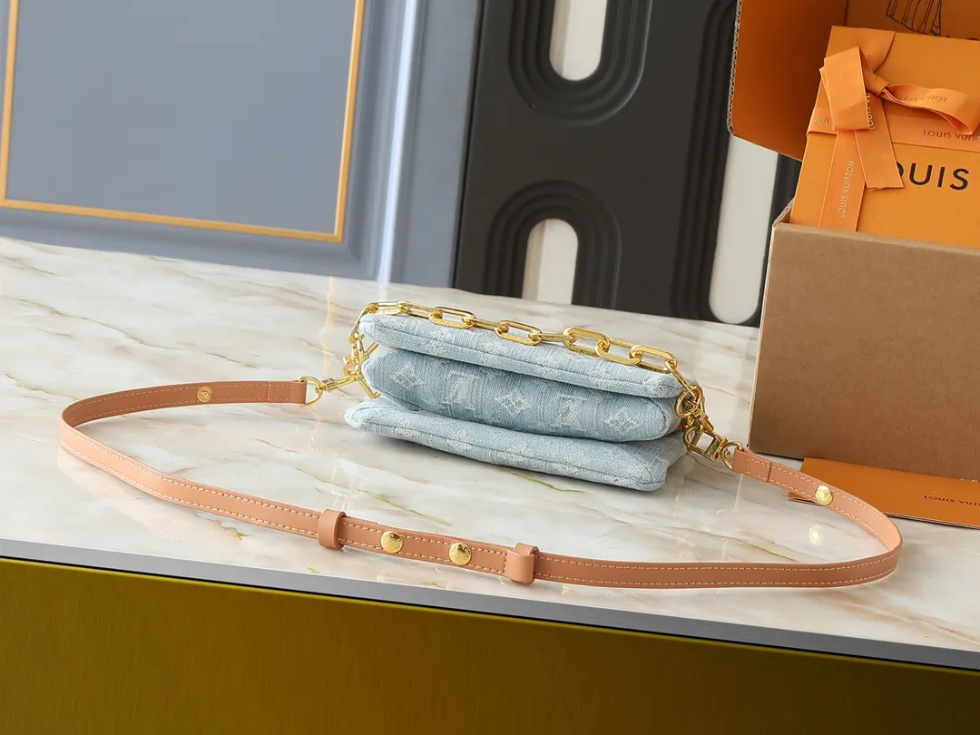 💰240💰Upgraded from the original M59598 M59389 M59396 M13233 M21259 M25218 M20770 M11401 This Coussin BB handbag is made of soft sheep leather with an embossed Monogram pattern. It has an inner compartment in a compact silhouette, making it an elegant choice for both day and night. Both the chunky chain and slim leather strap are removable, allowing for a variety of styling possibilities. Dimensions: 21.0 x 16.0 x 7.0 cm (length x height x width)