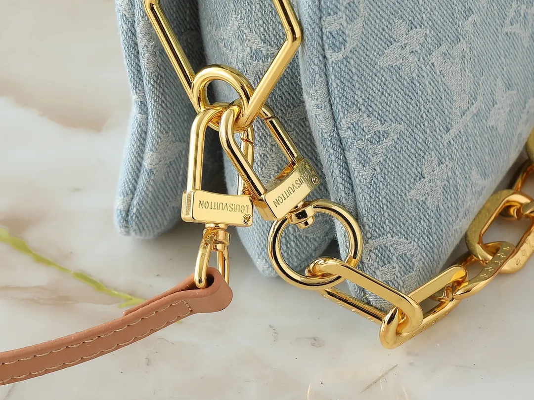 💰240💰Upgraded from the original M59598 M59389 M59396 M13233 M21259 M25218 M20770 M11401 This Coussin BB handbag is made of soft sheep leather with an embossed Monogram pattern. It has an inner compartment in a compact silhouette, making it an elegant choice for both day and night. Both the chunky chain and slim leather strap are removable, allowing for a variety of styling possibilities. Dimensions: 21.0 x 16.0 x 7.0 cm (length x height x width)
