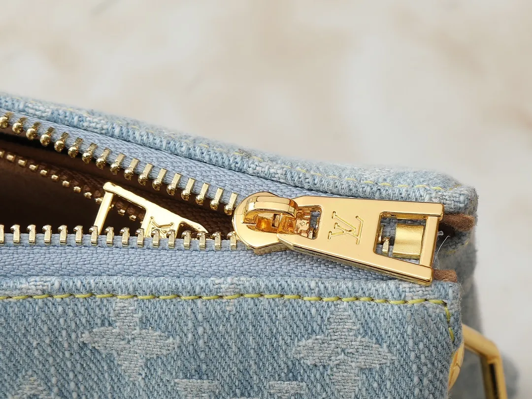 💰240💰Upgraded from the original M59598 M59389 M59396 M13233 M21259 M25218 M20770 M11401 This Coussin BB handbag is made of soft sheep leather with an embossed Monogram pattern. It has an inner compartment in a compact silhouette, making it an elegant choice for both day and night. Both the chunky chain and slim leather strap are removable, allowing for a variety of styling possibilities. Dimensions: 21.0 x 16.0 x 7.0 cm (length x height x width)