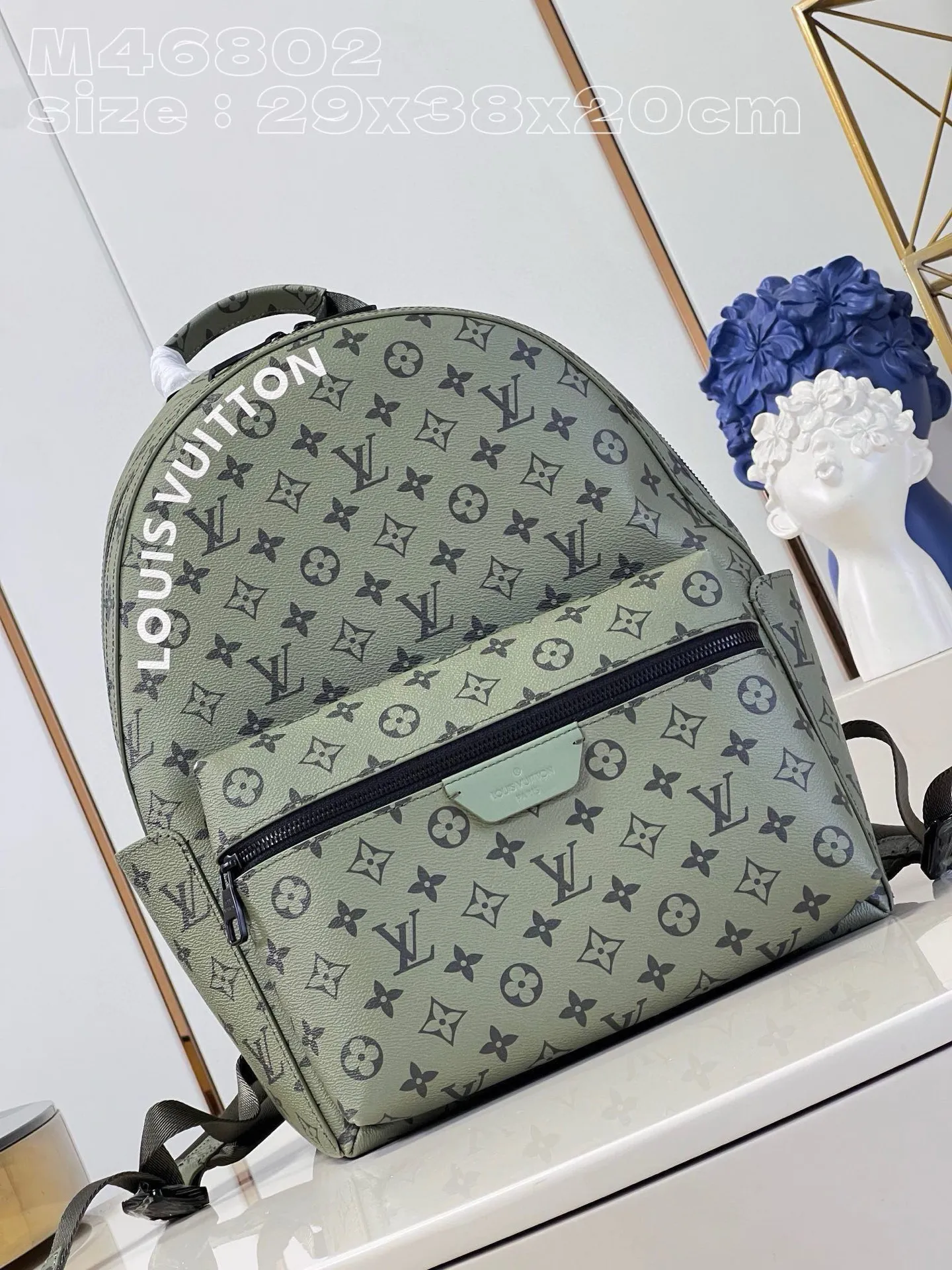 💰1220 Top original item [Exclusive real shot m46802 green] This discovery small backpack is made of monogram coated canvas dip-dyed in earth tones, and then eye-catchingly embellished with the Louis Vuitton logo and detachable nameplate. Featuring roomy front, interior and iPad pockets, it's ideal for everyday use. 29 x 38 x 20 cm (length x height x width) ss